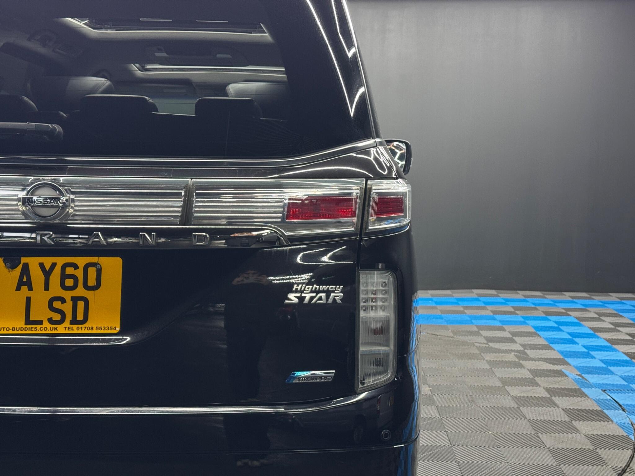 Nissan Elgrand - Image 39