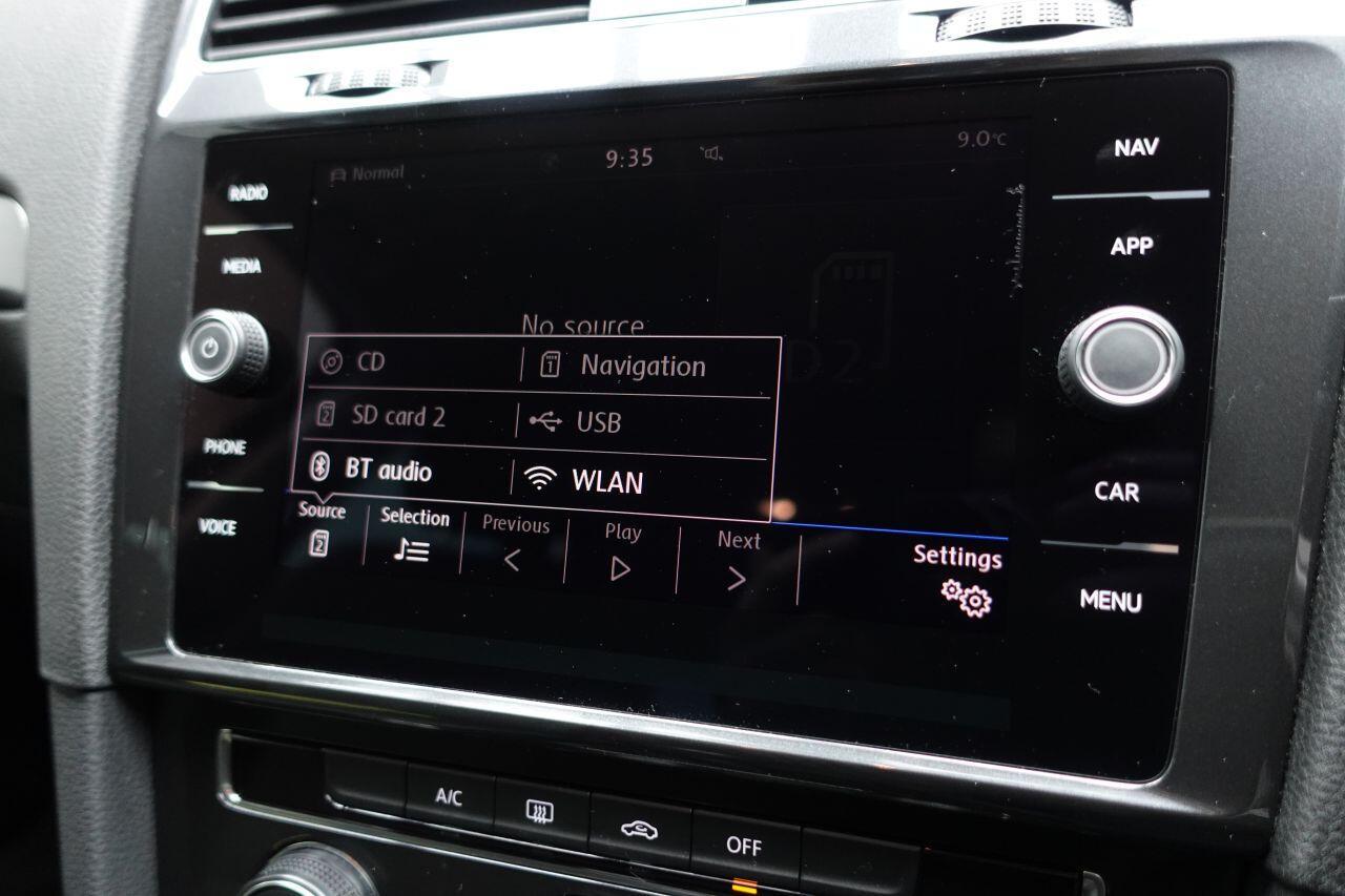 Volkswagen Golf - Image 30