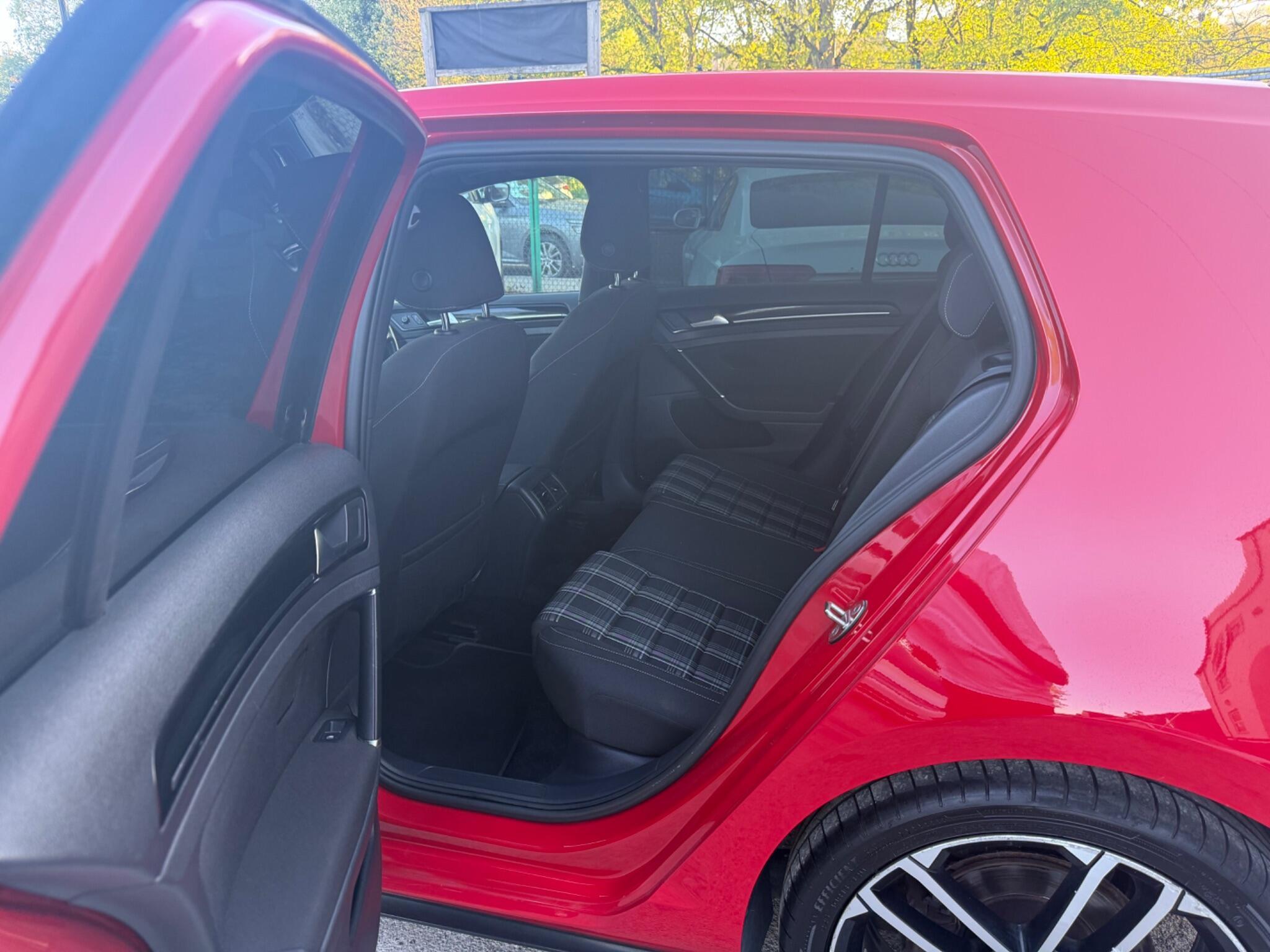 Volkswagen Golf - Image 25