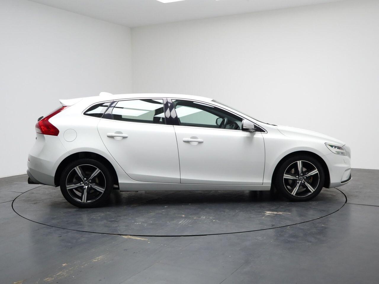 Volvo V40 - Image 14