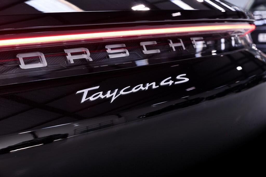 Porsche Taycan - Image 12