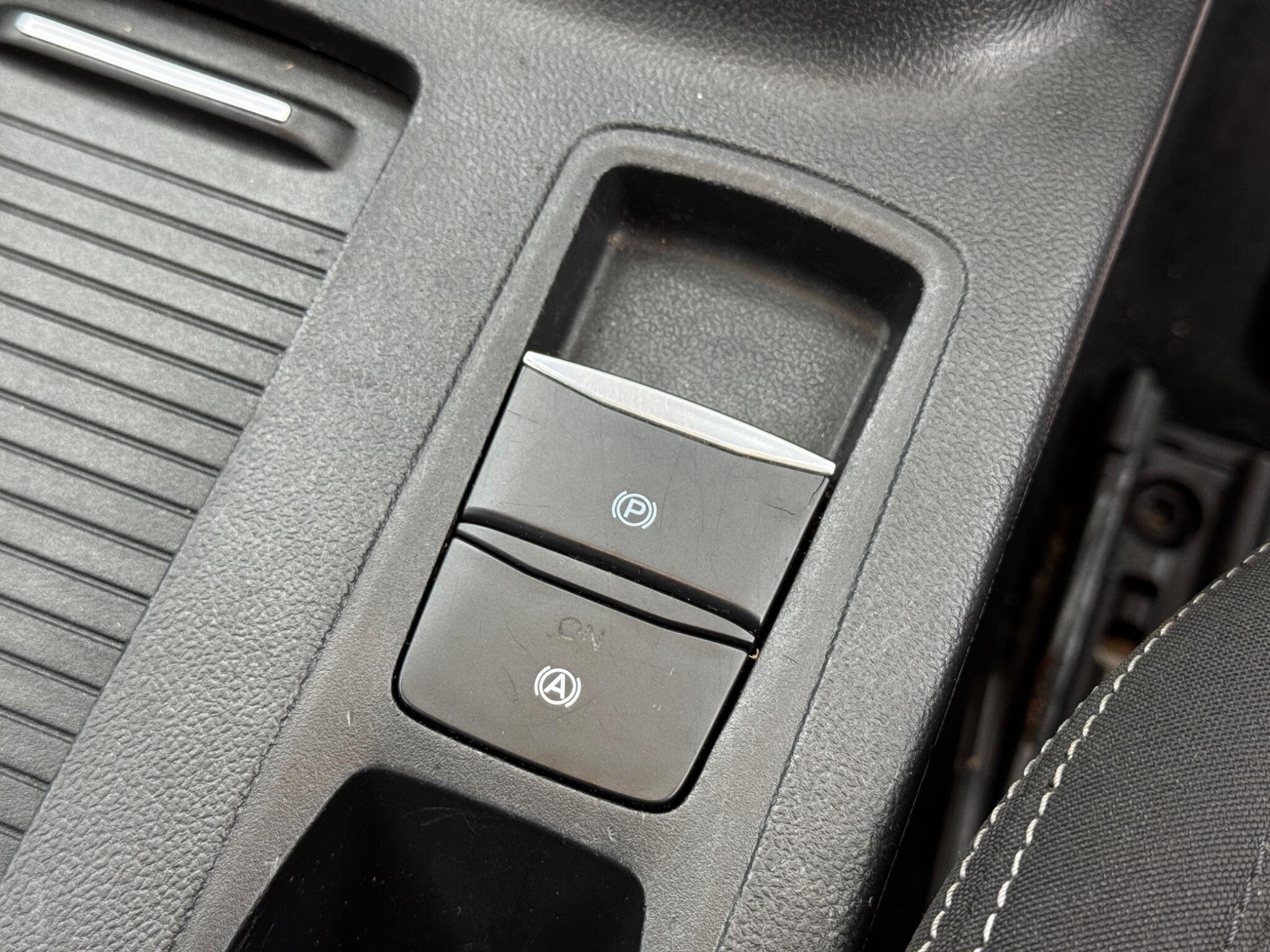 Ford Focus - Image 25