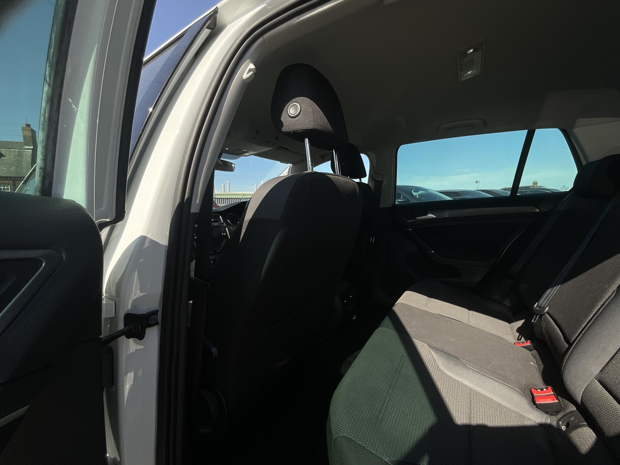 Volkswagen e-Golf - Image 8
