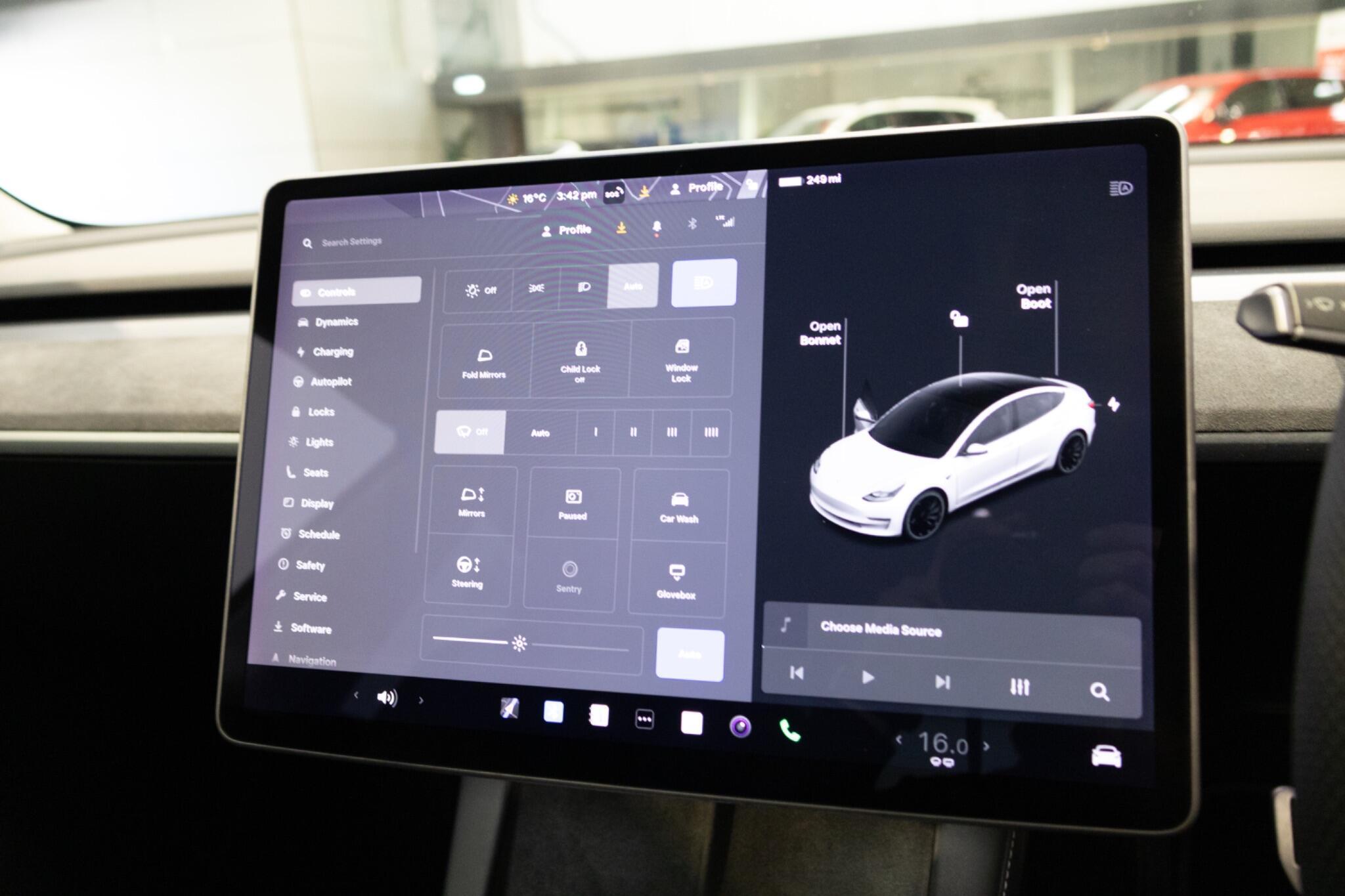 Tesla Model 3 - Image 11