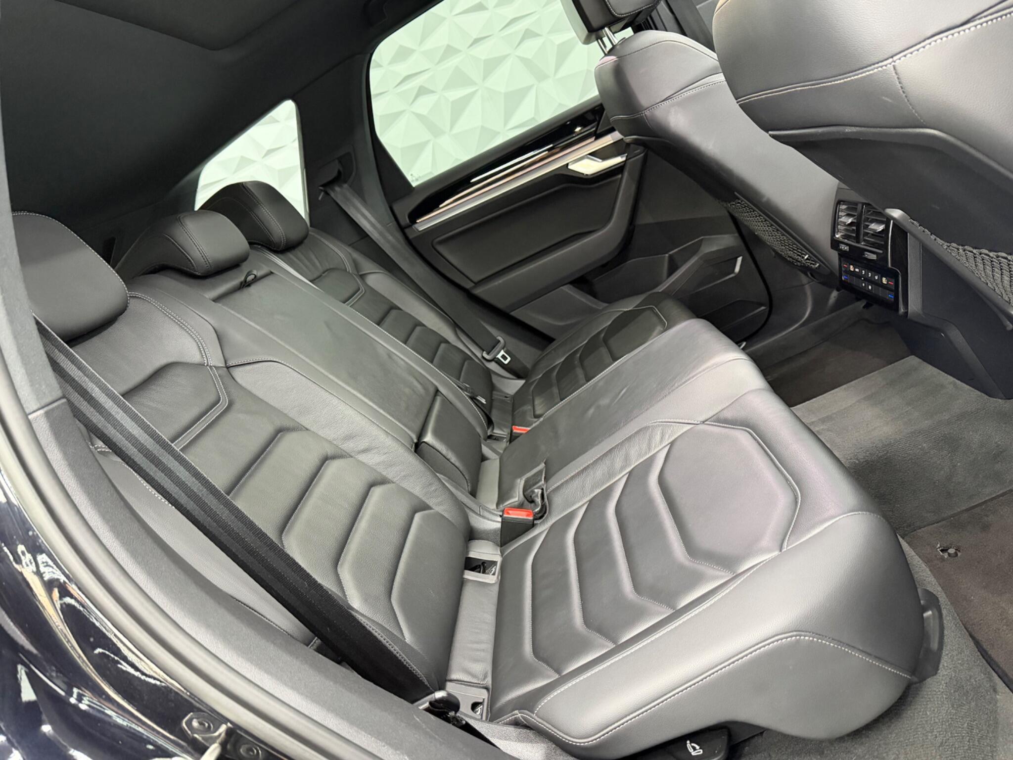 Volkswagen Touareg - Image 15