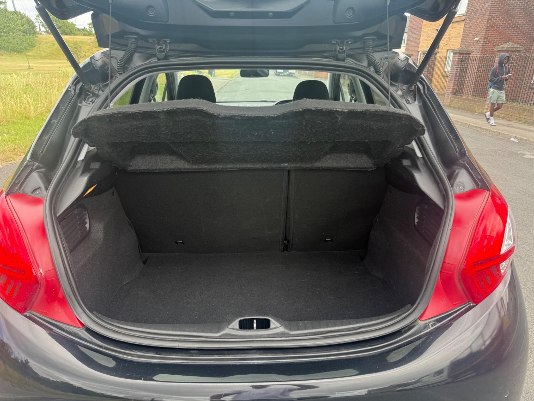 Peugeot 208 - Image 10