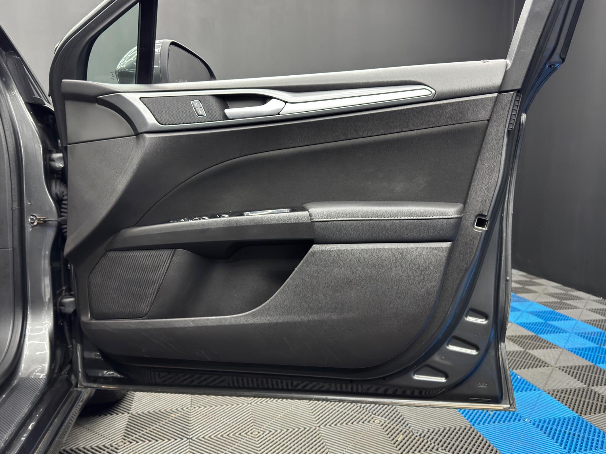 Ford Mondeo - Image 36