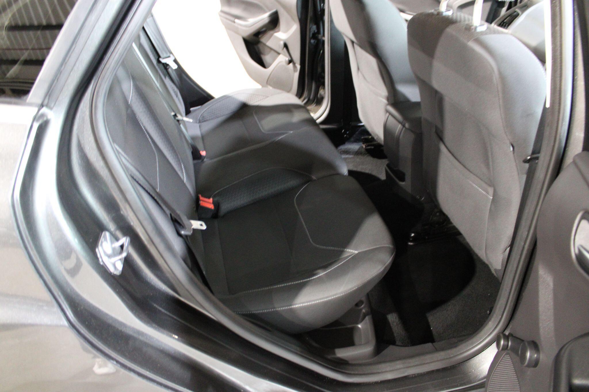 Ford Focus - Image 13