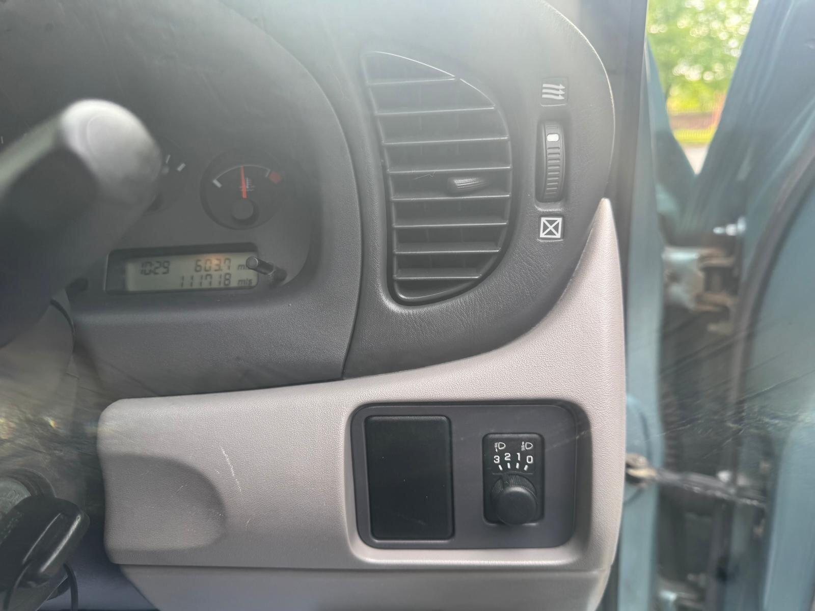 Nissan Almera - Image 9