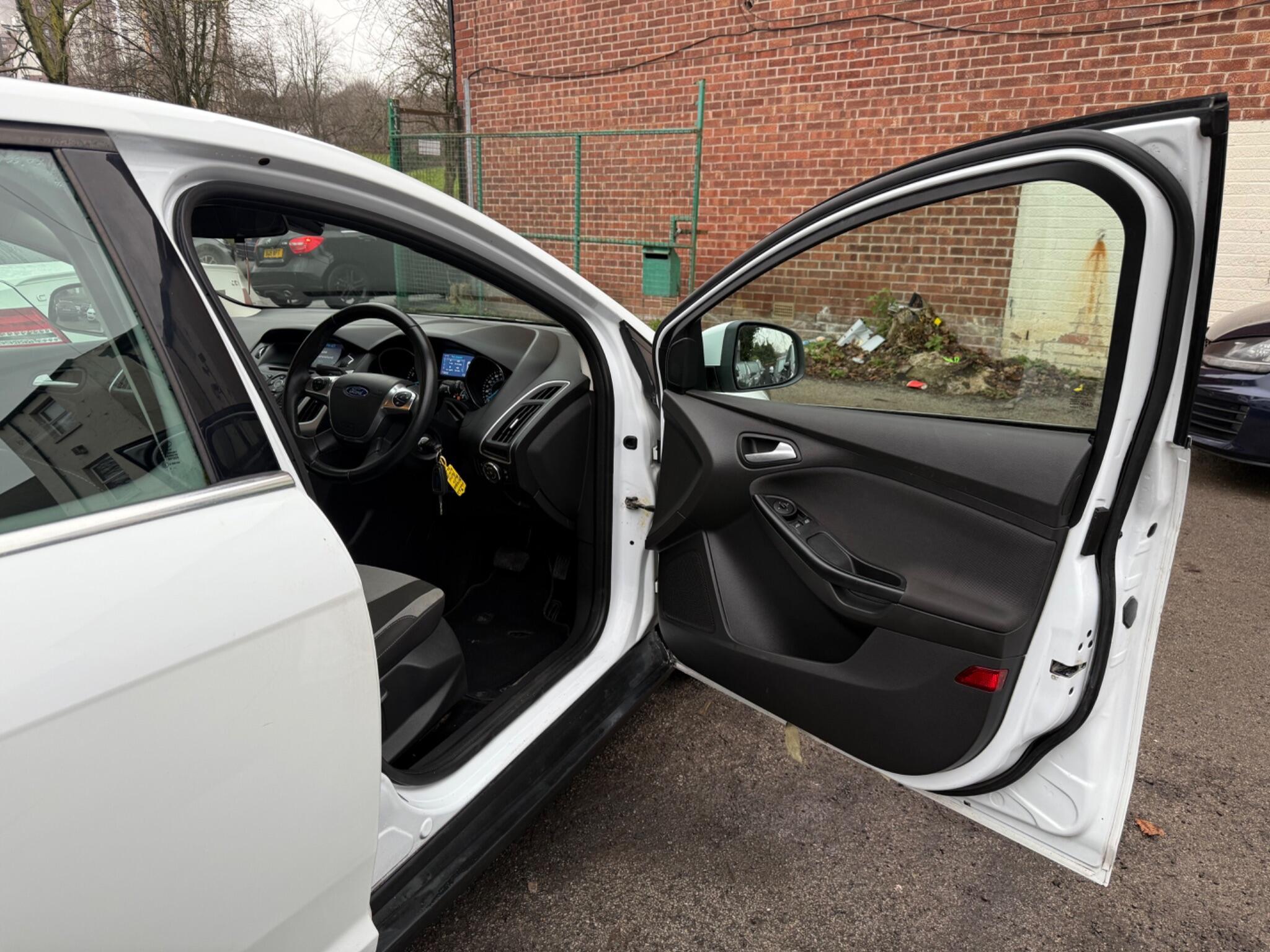 Ford Focus - Image 19