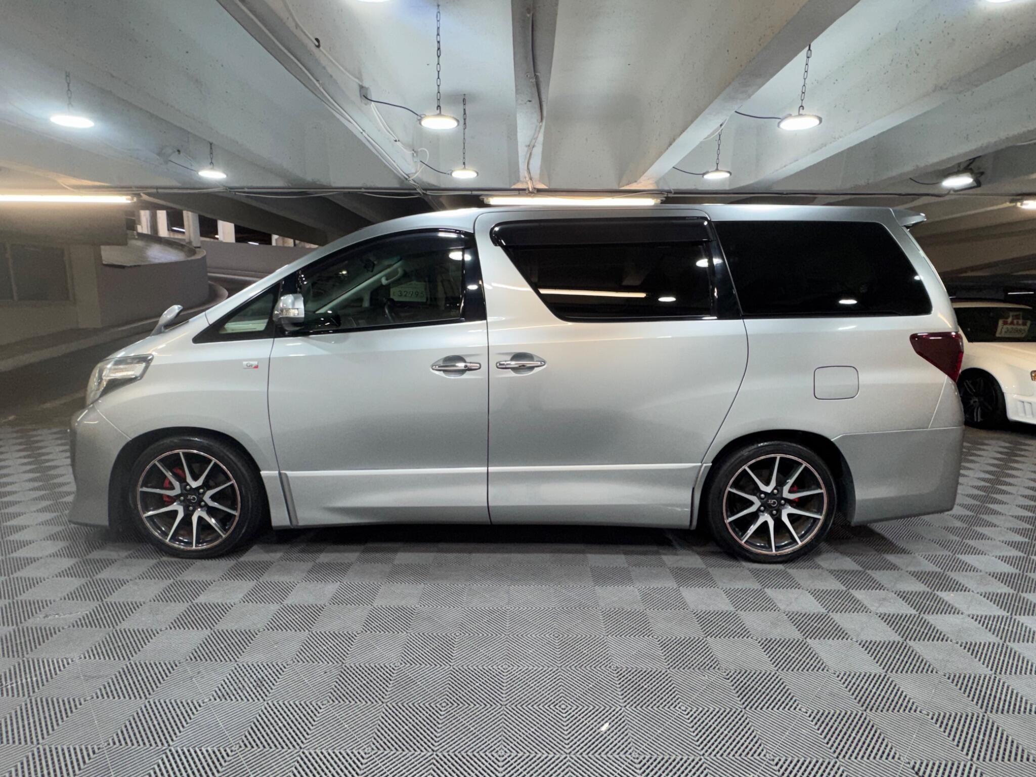 Toyota Alphard - Image 2