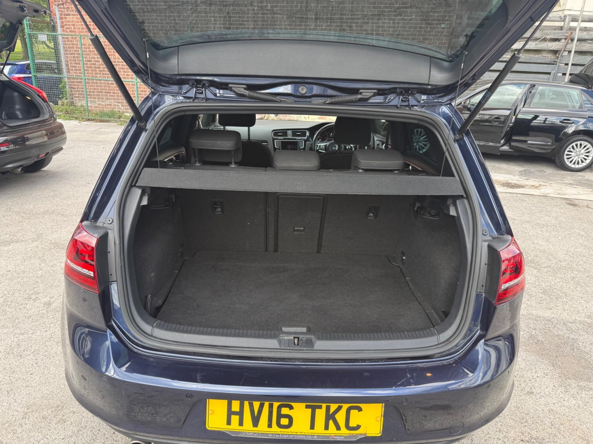 Volkswagen Golf - Image 28