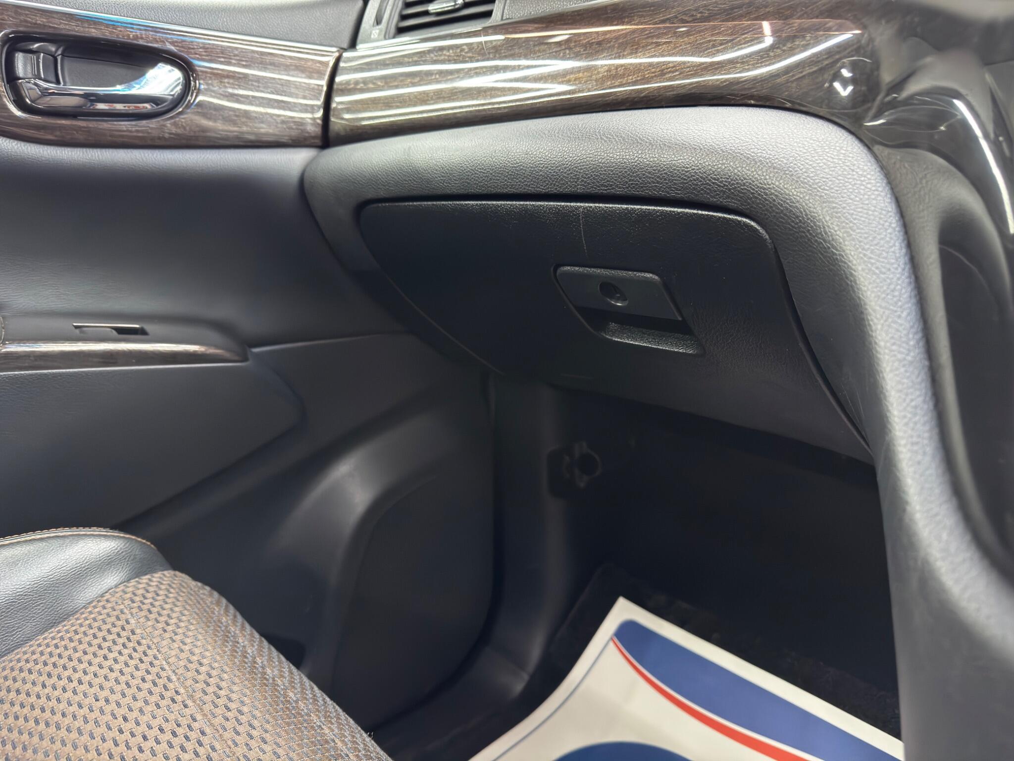 Nissan Elgrand - Image 33