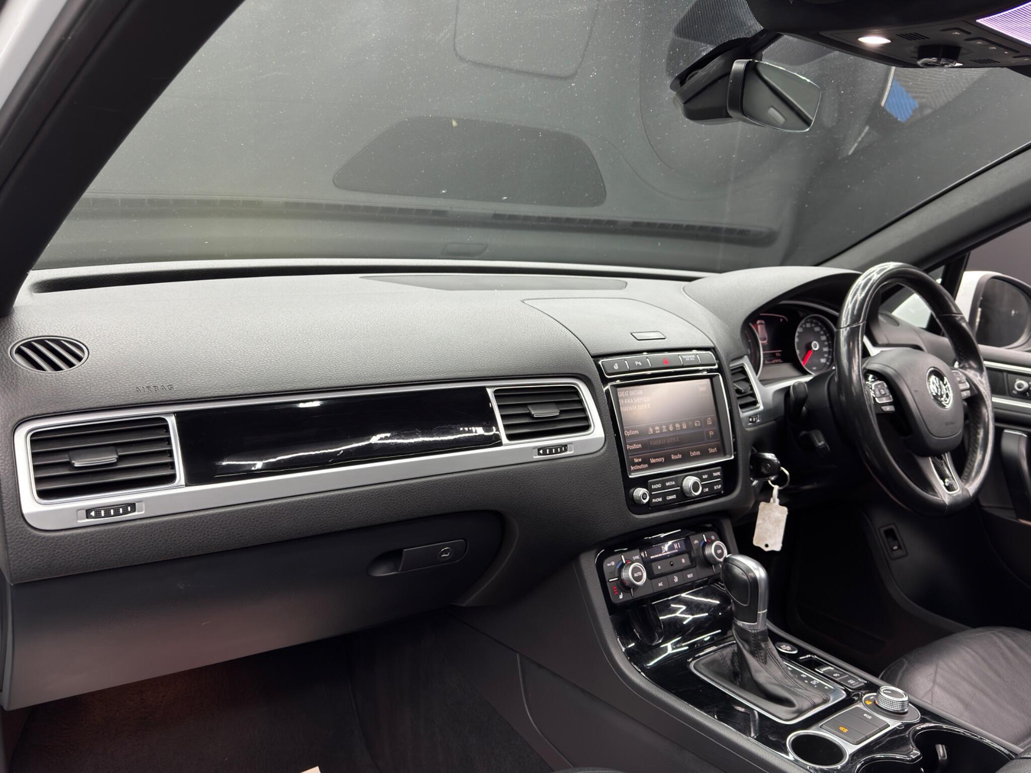 Volkswagen Touareg - Image 11