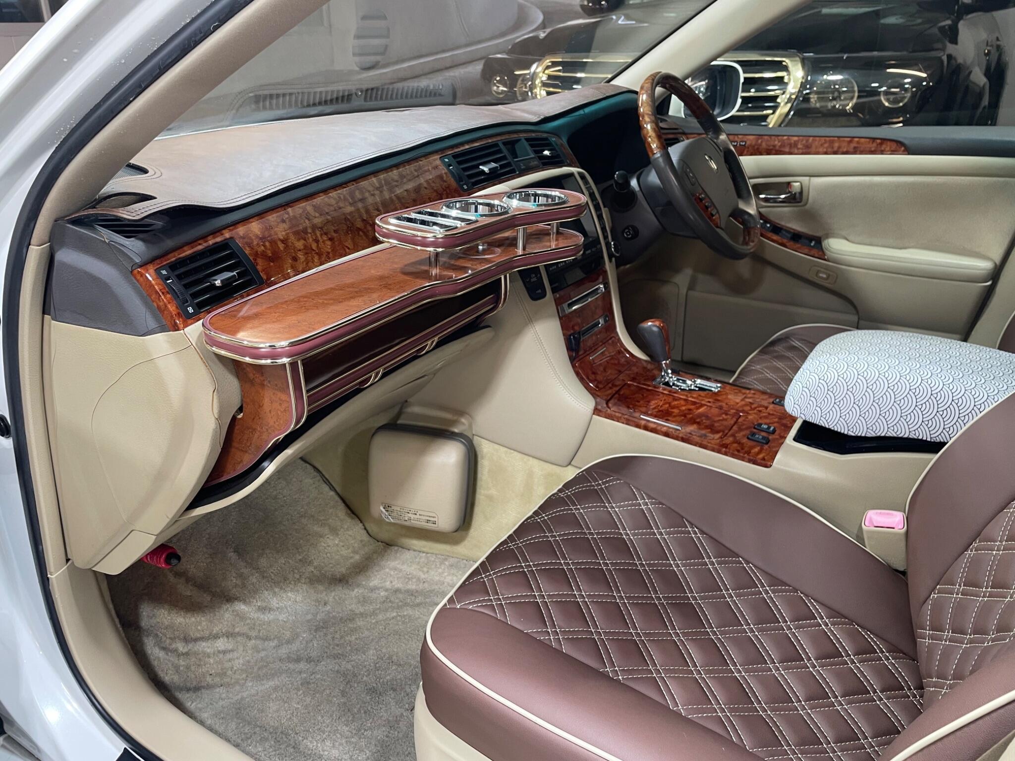 Toyota CROWN - Image 10