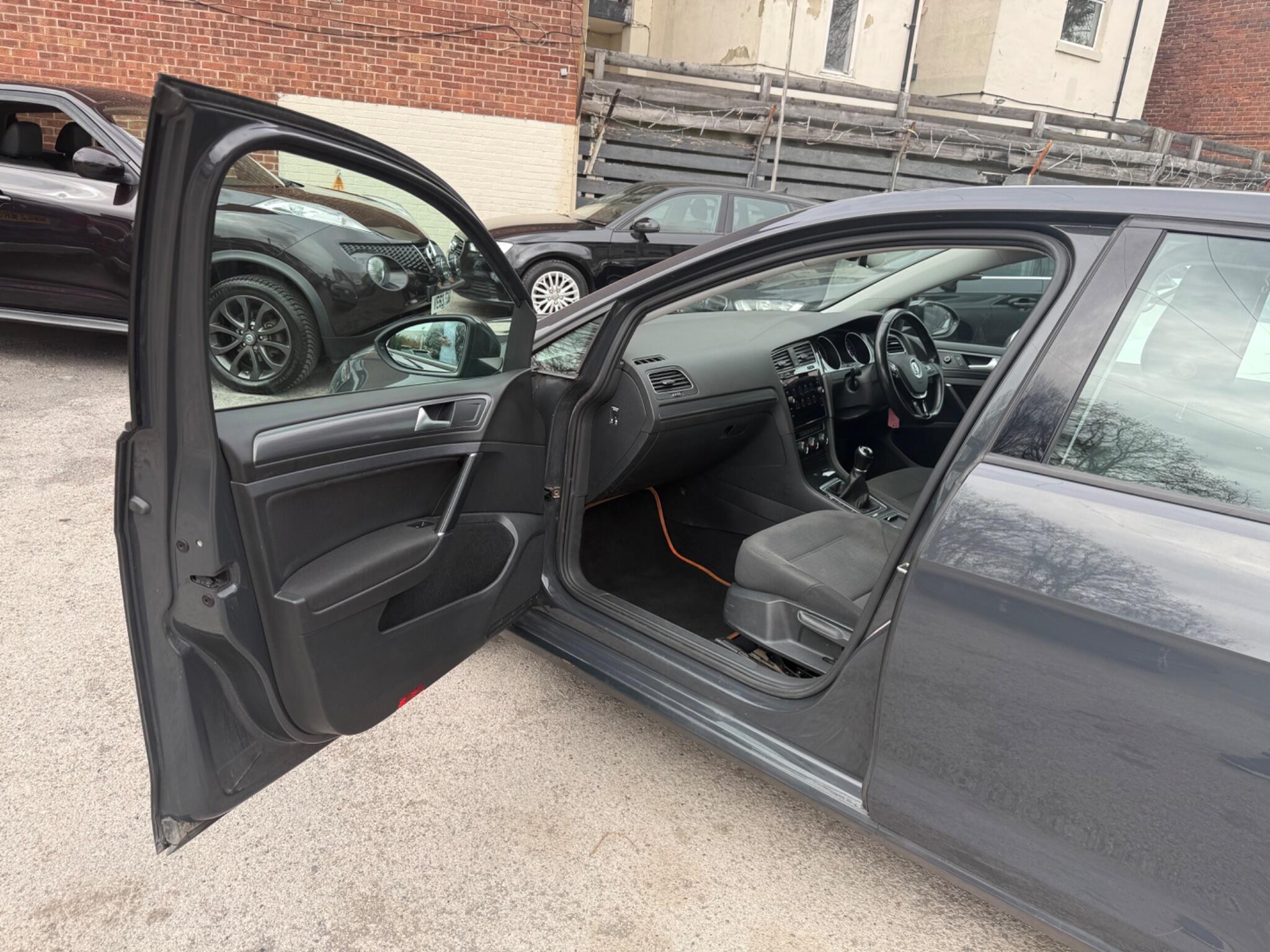 Volkswagen Golf - Image 28