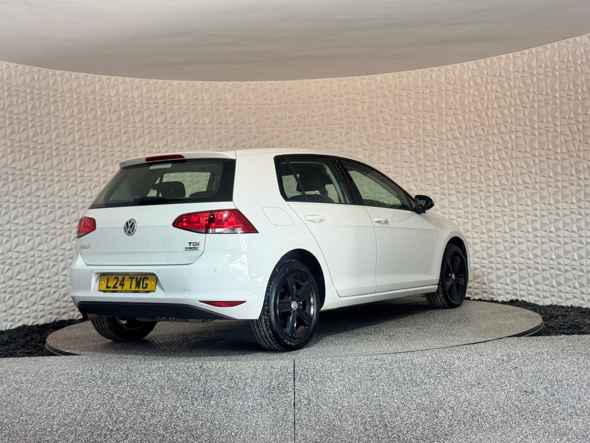 Volkswagen Golf - Image 10