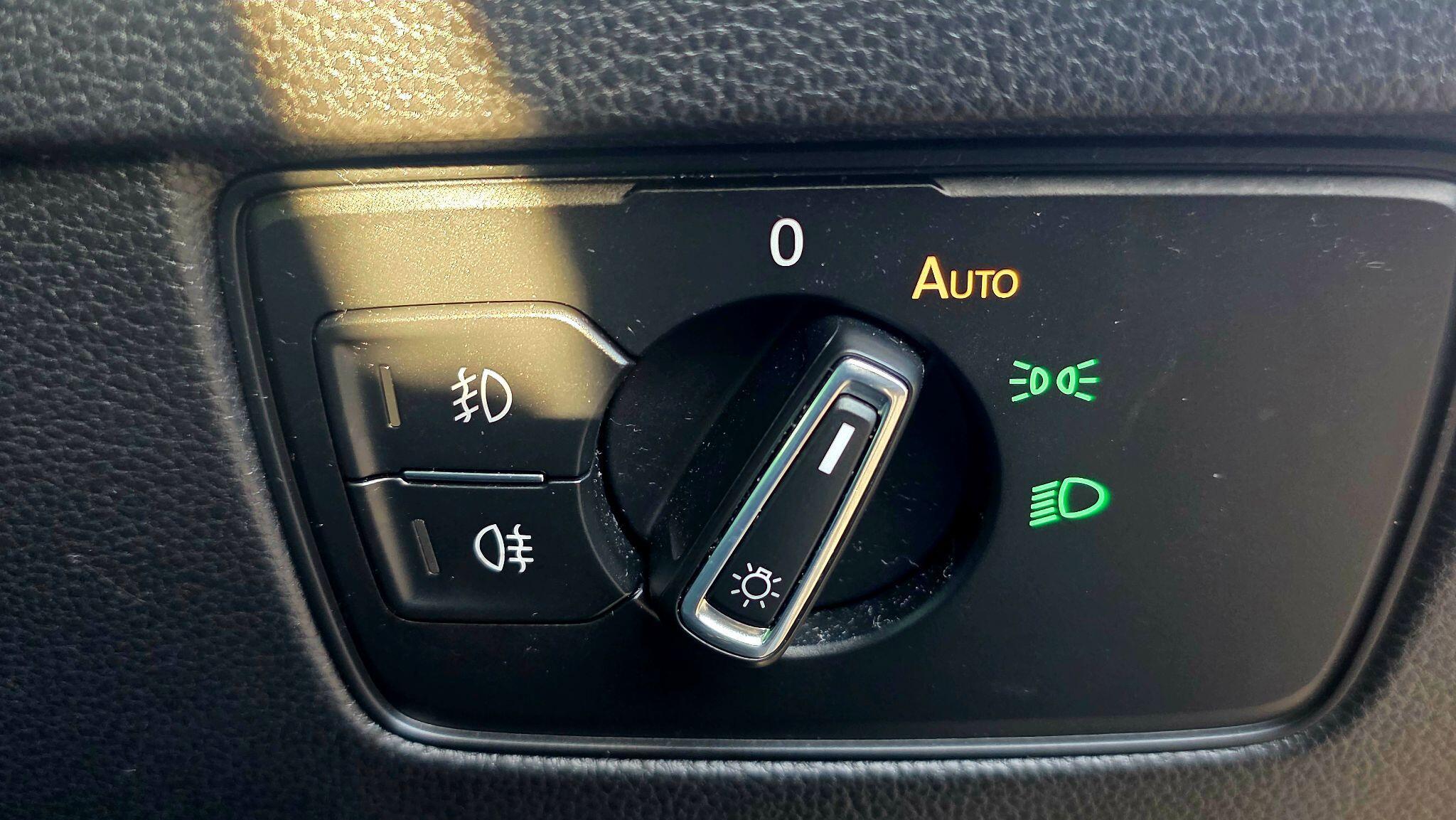 Volkswagen Passat - Image 25