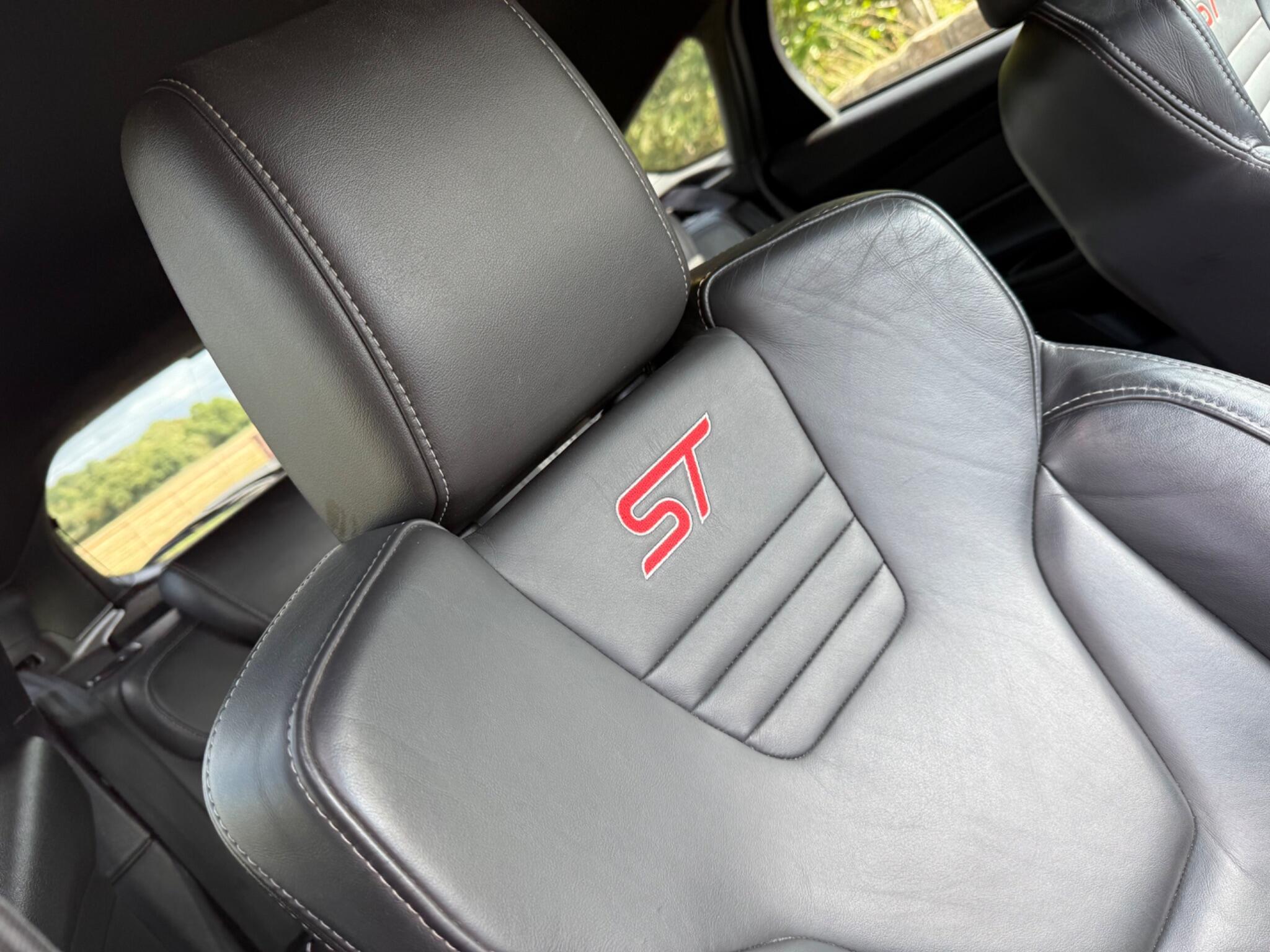 Ford Focus - Image 18