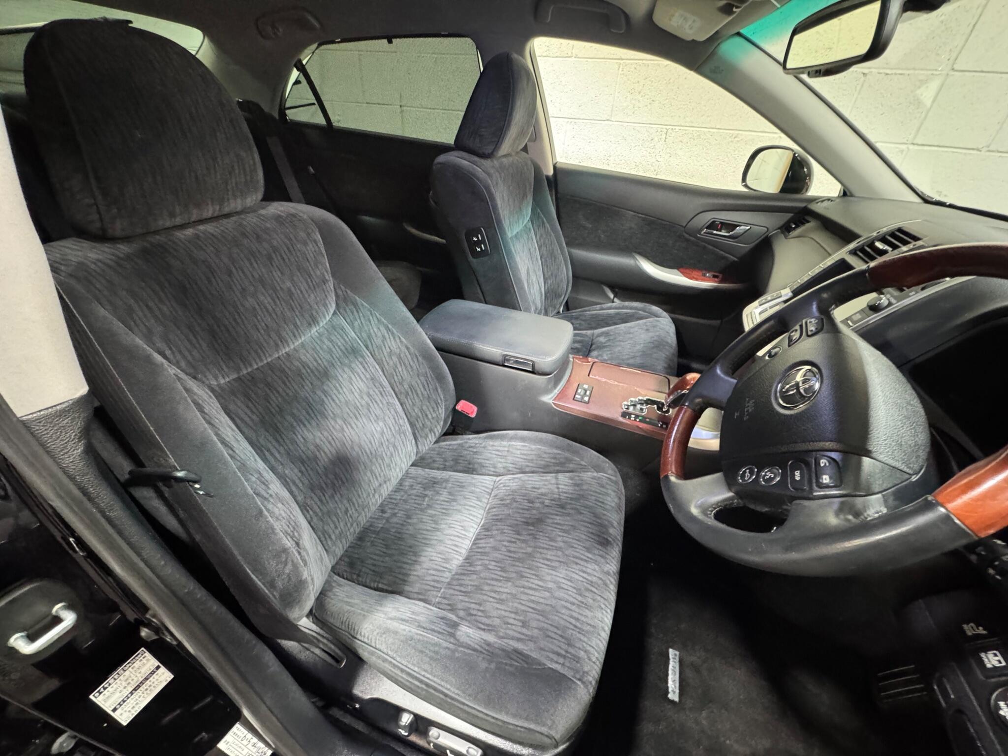 Toyota CROWN - Image 8