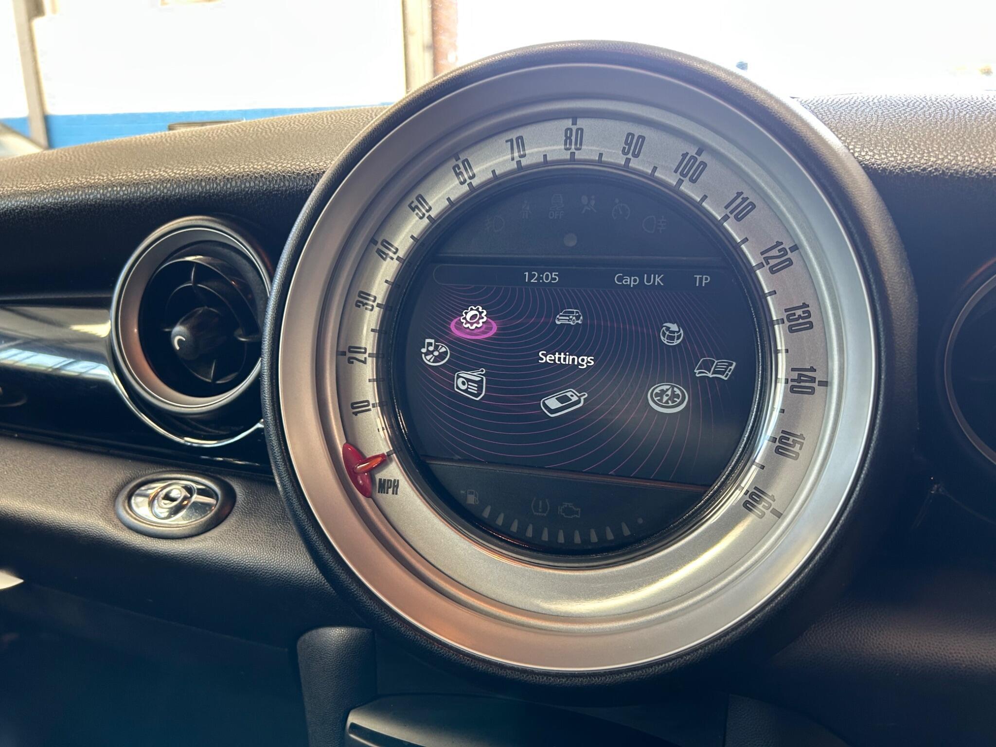 MINI Convertible - Image 15