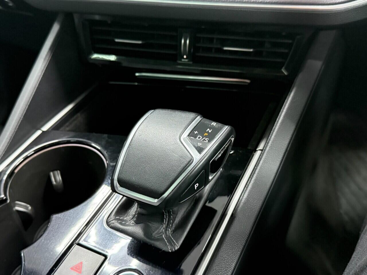 Volkswagen Touareg - Image 25