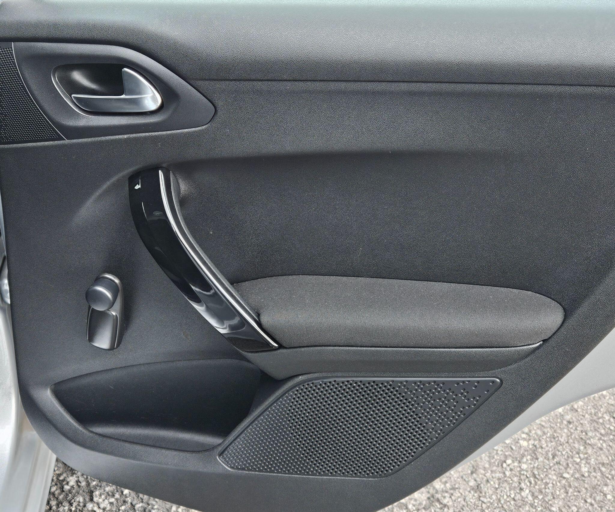 Peugeot 208 - Image 63