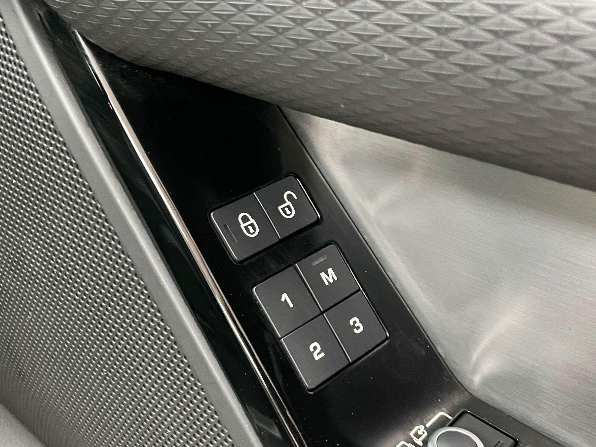 Land Rover Range Rover Velar - Image 36