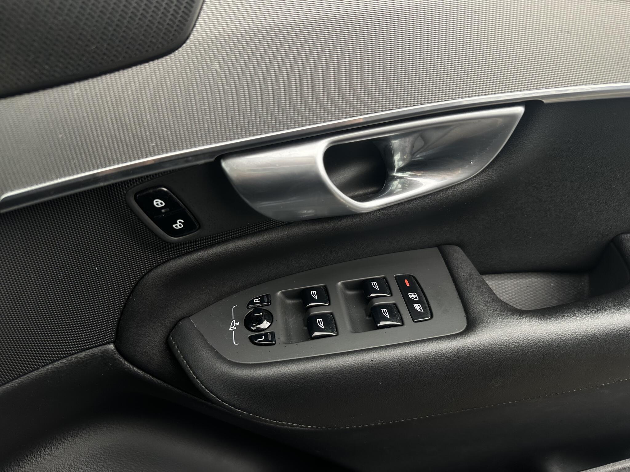 Volvo XC90 - Image 12