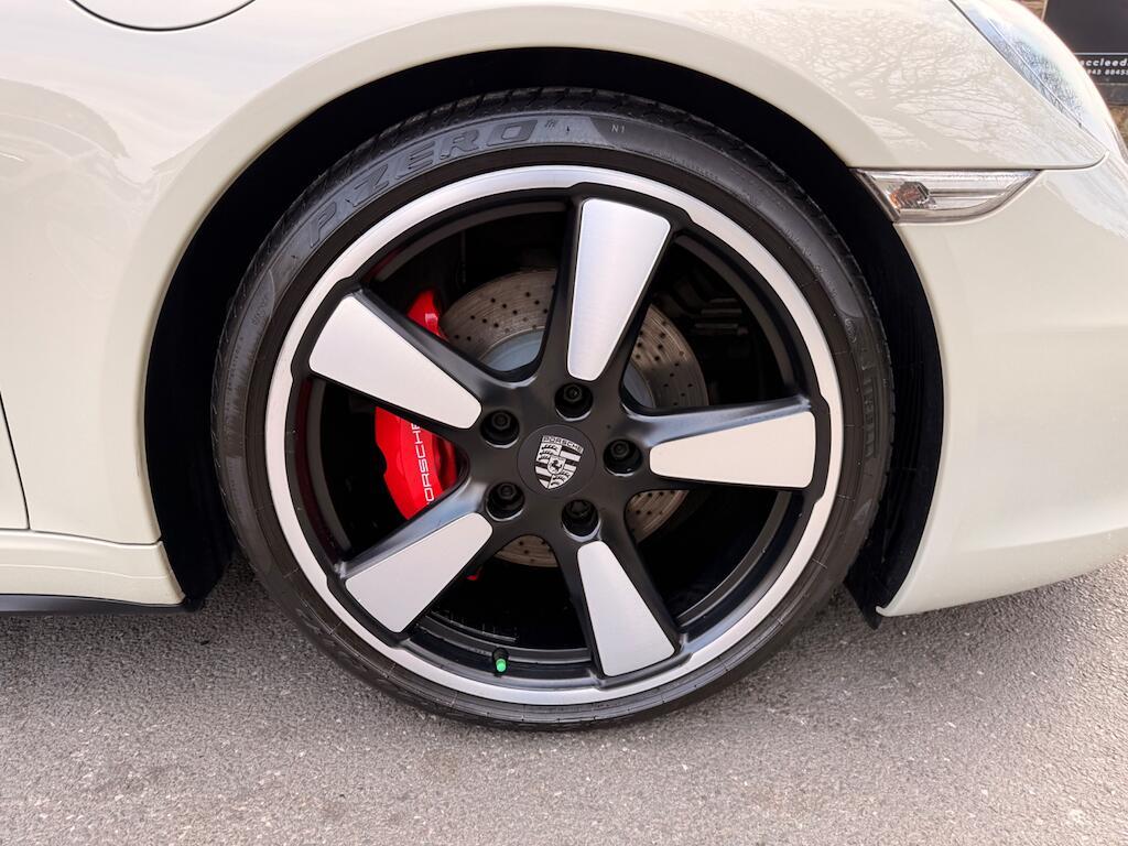 Porsche 911 - Image 24