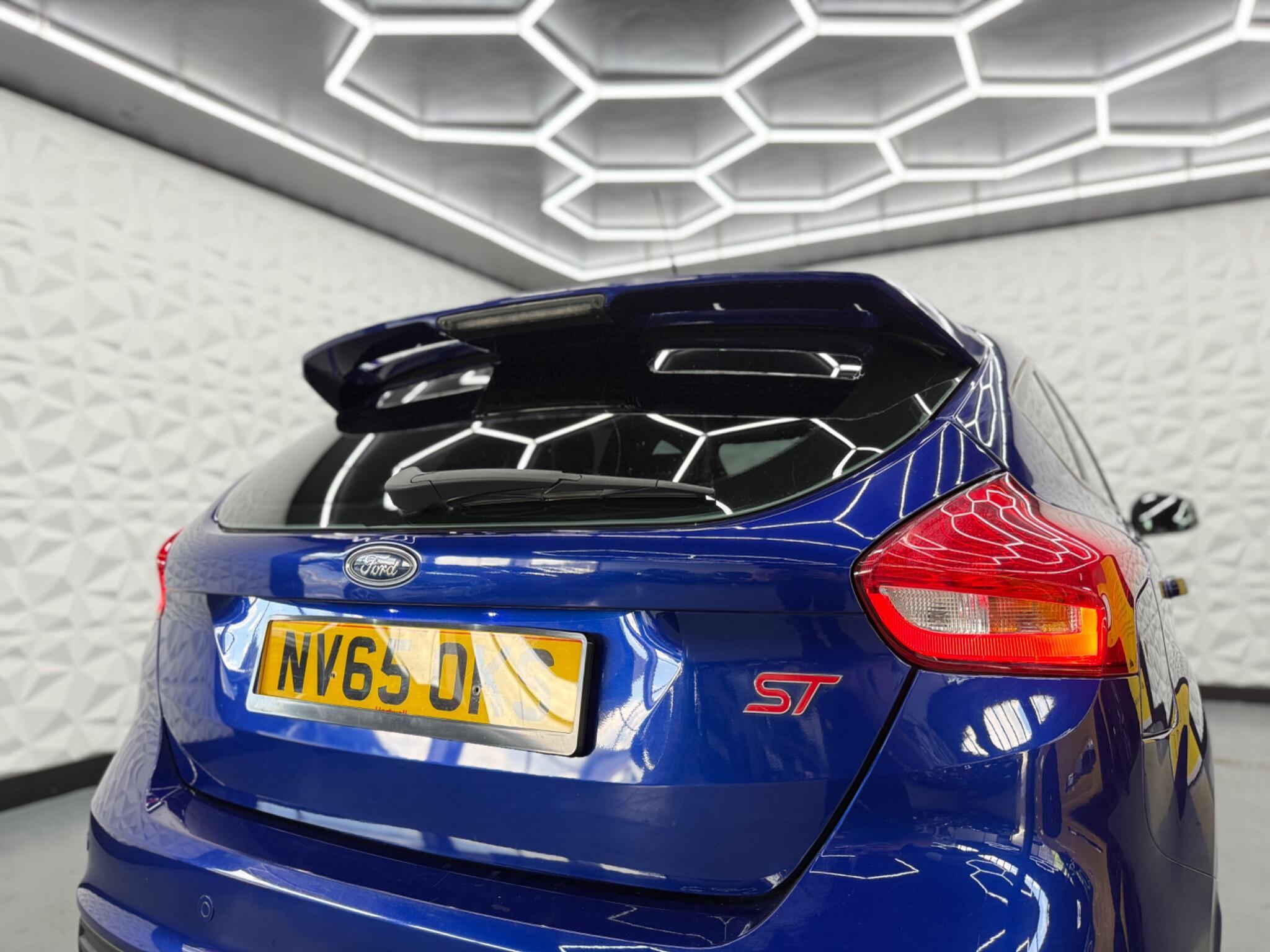 Ford Focus - Image 18