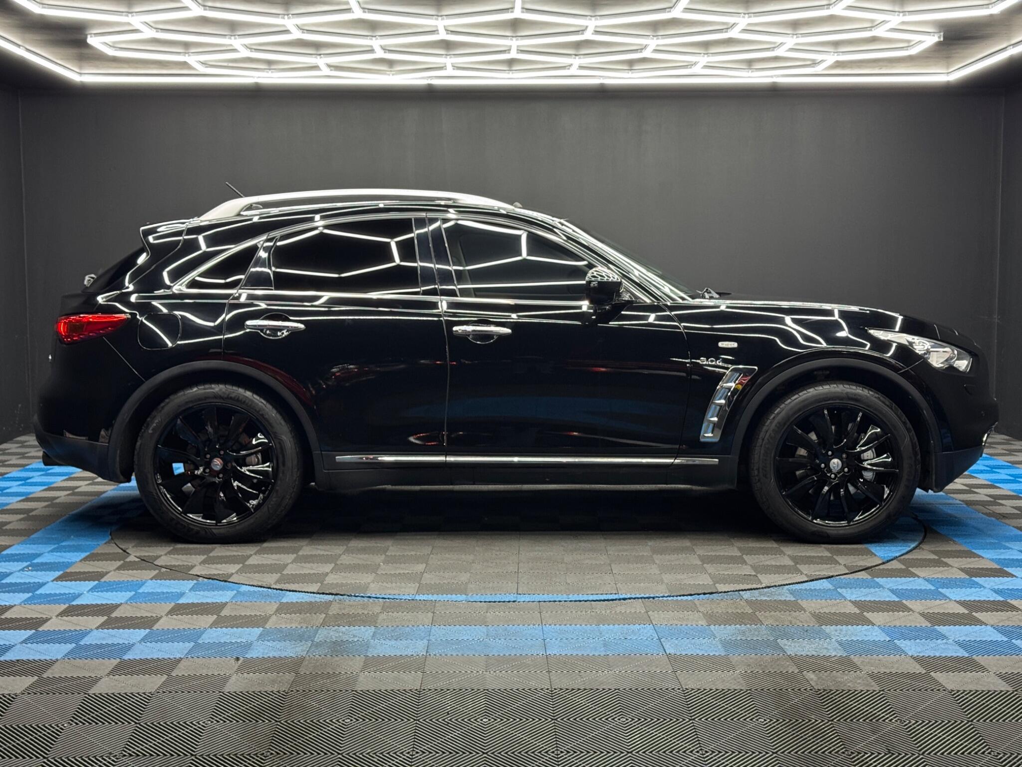 Infiniti QX70 - Image 4