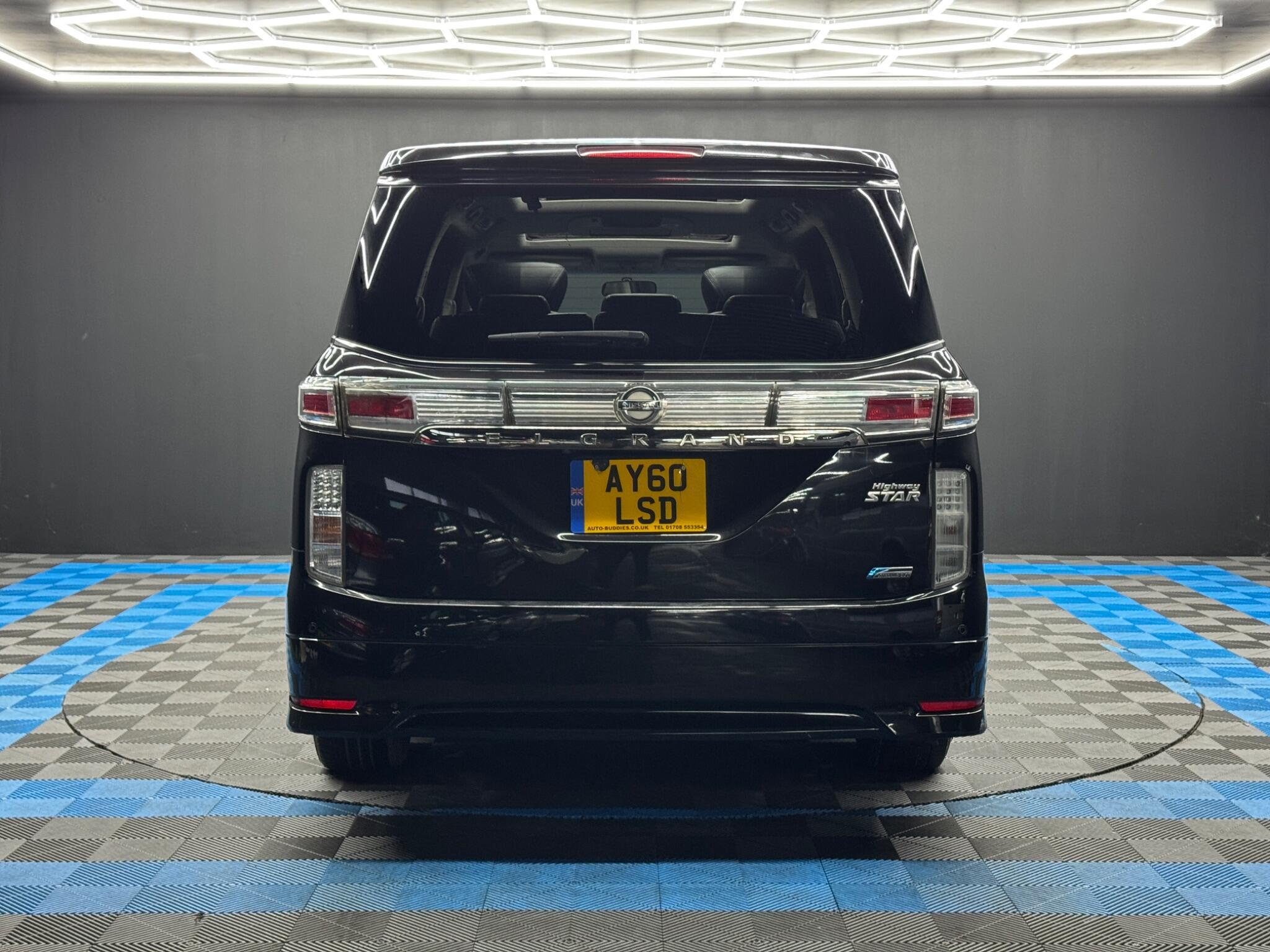 Nissan Elgrand - Image 6