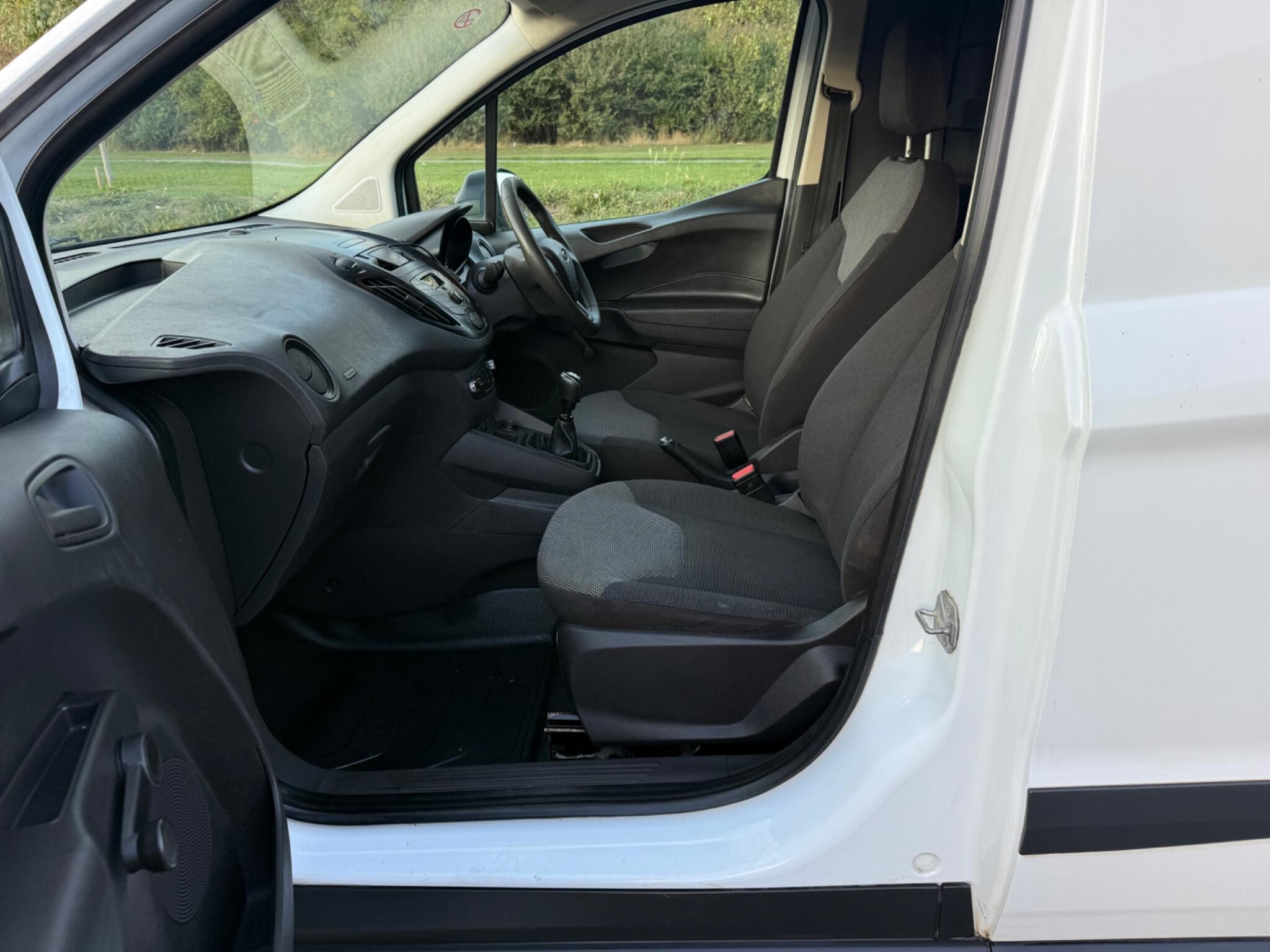 Ford Transit Courier - Image 8