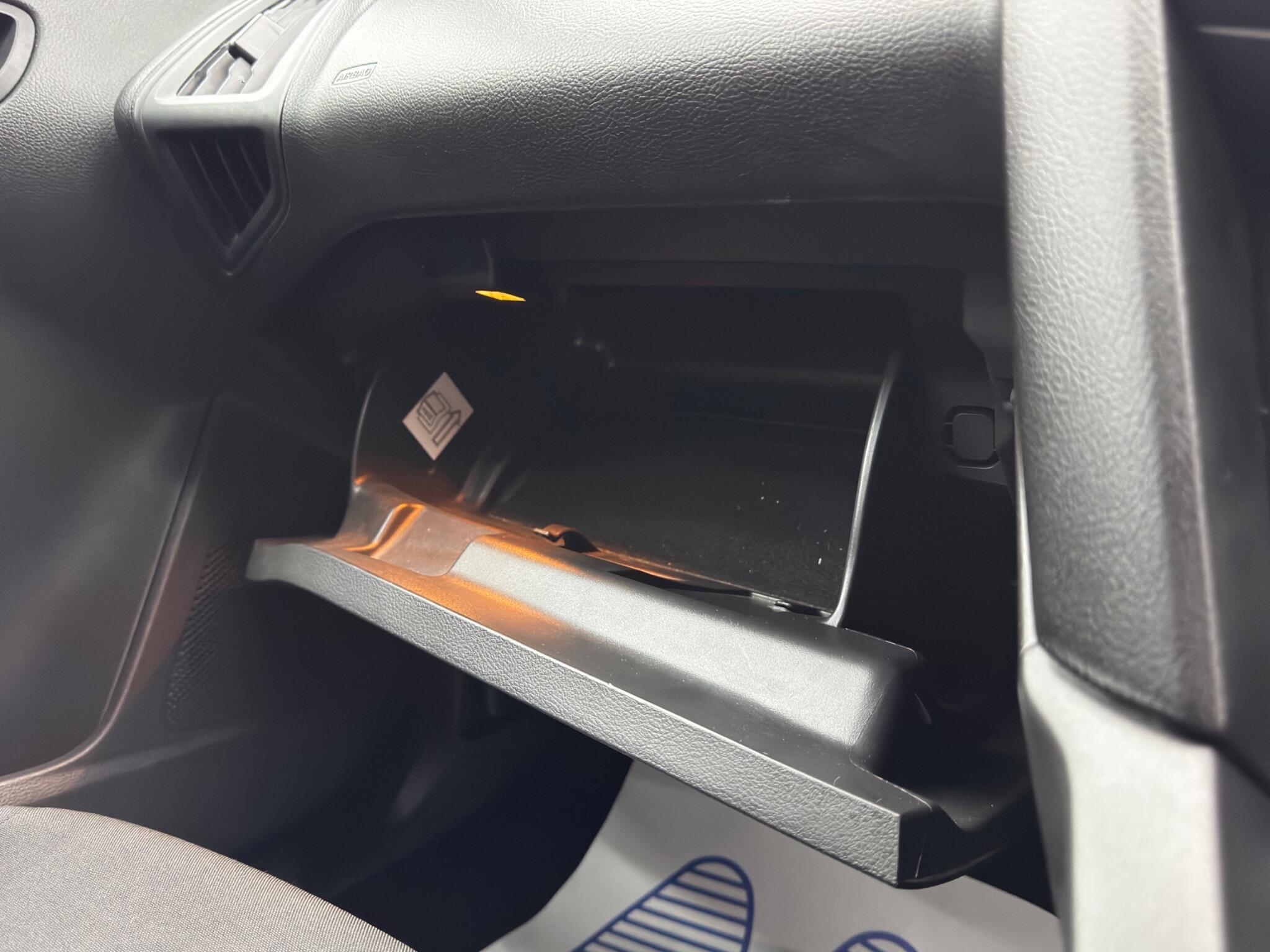 Ford Focus - Image 35