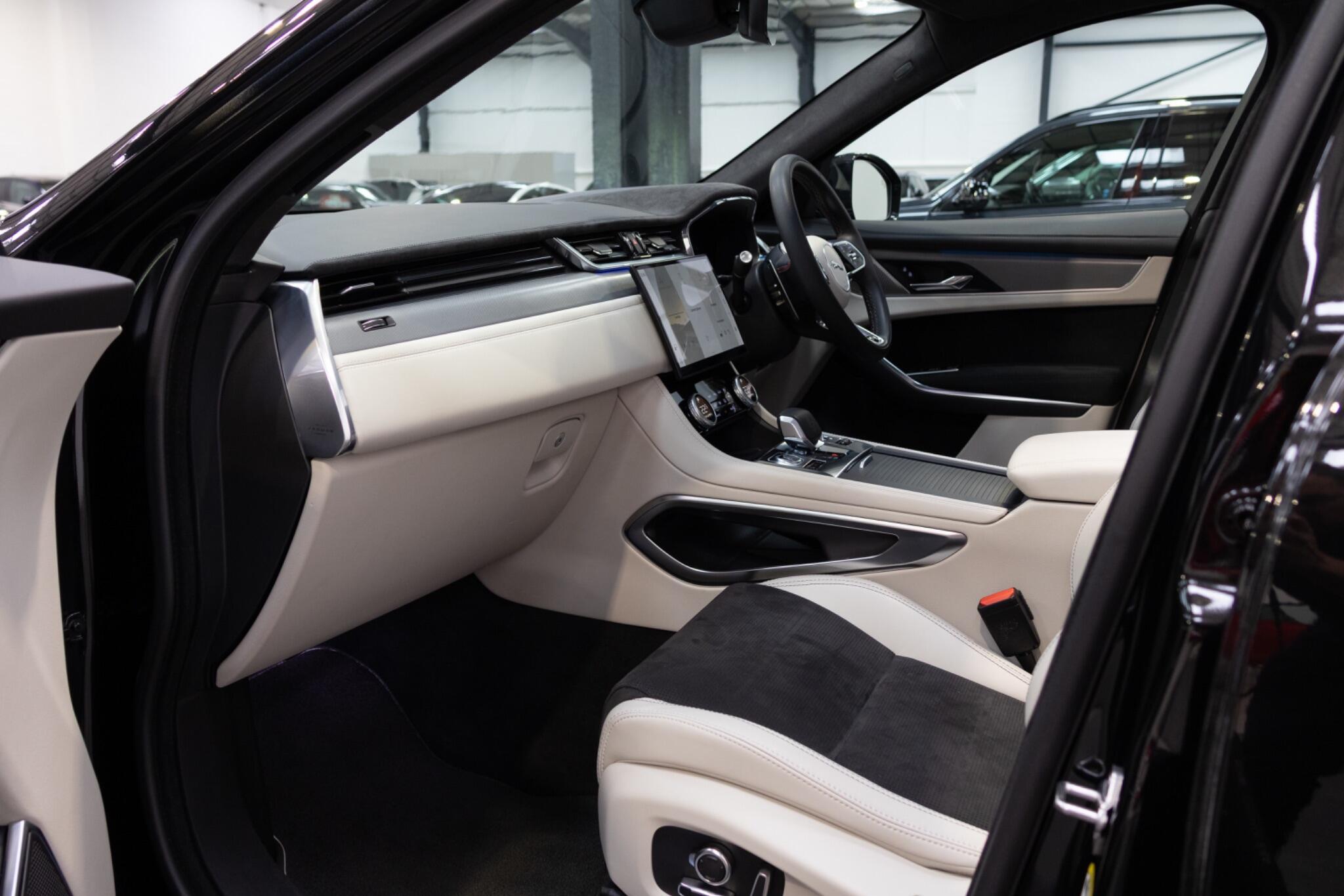 Jaguar F-Pace - Image 18