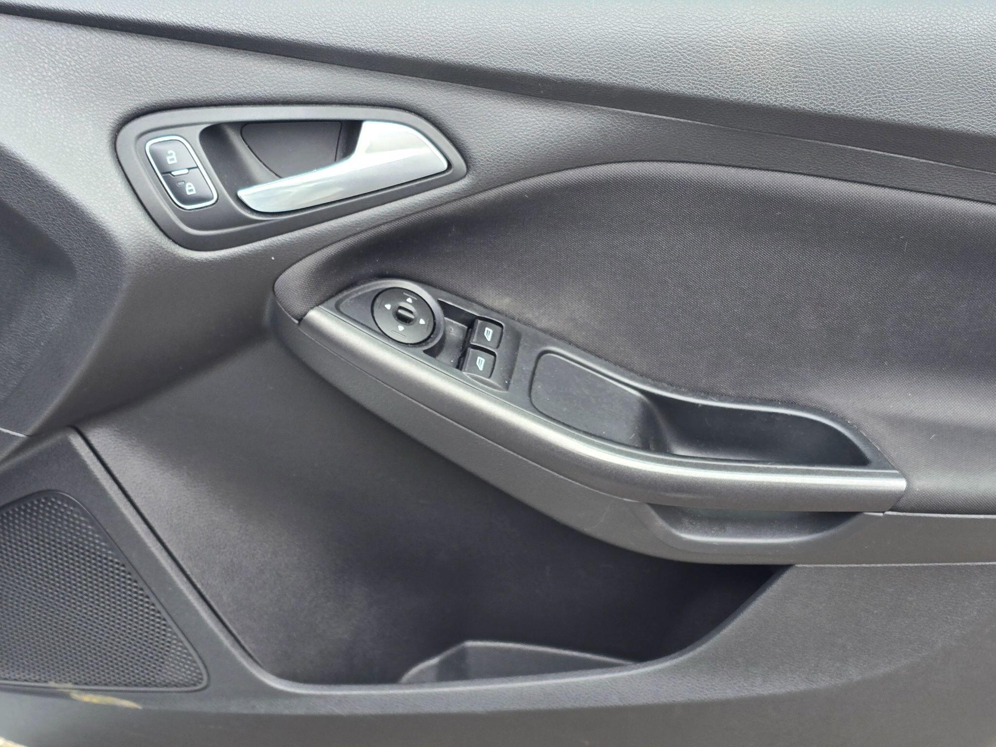 Ford Focus - Image 27