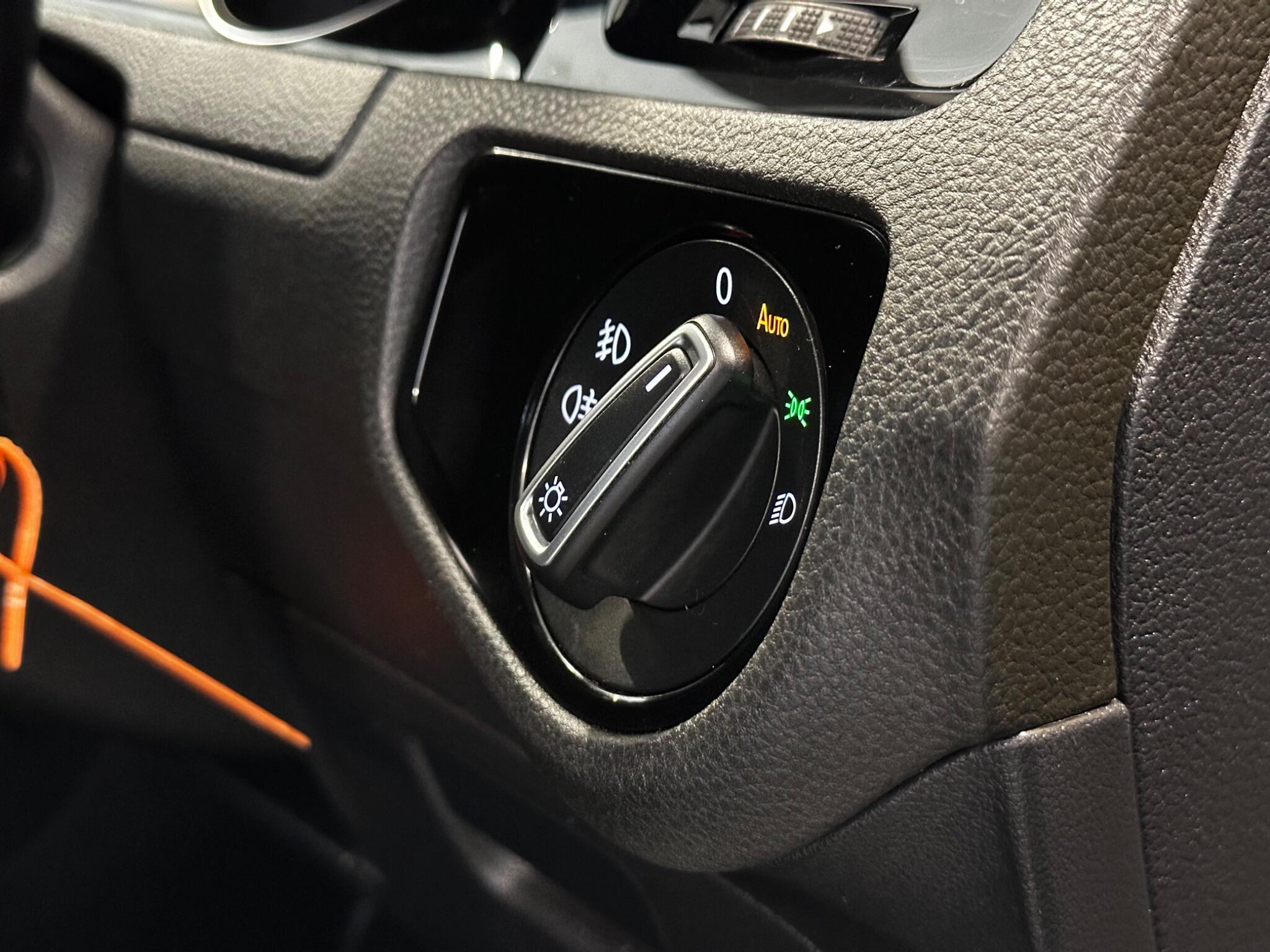 Volkswagen Golf - Image 12