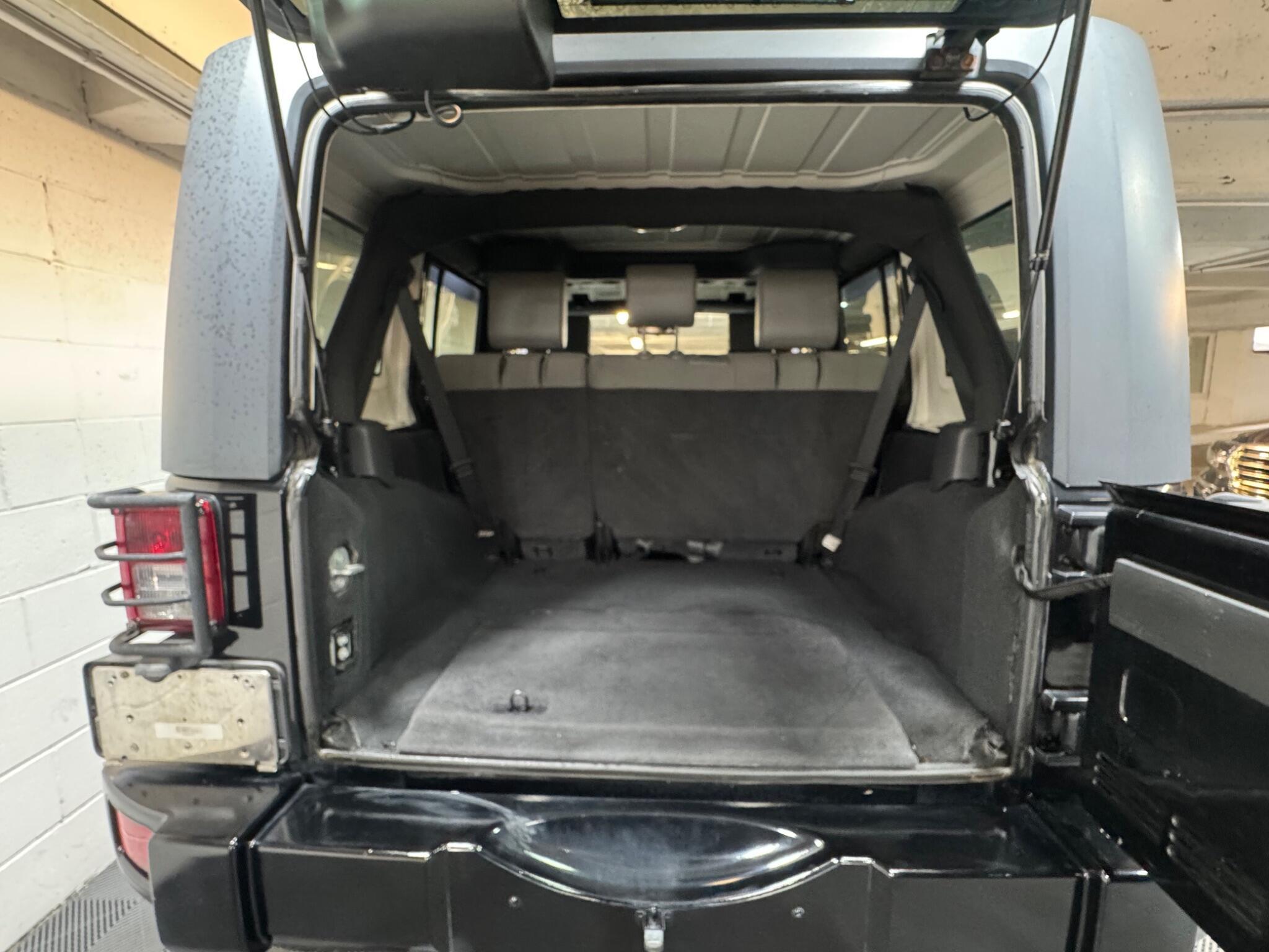 Jeep Wrangler - Image 12