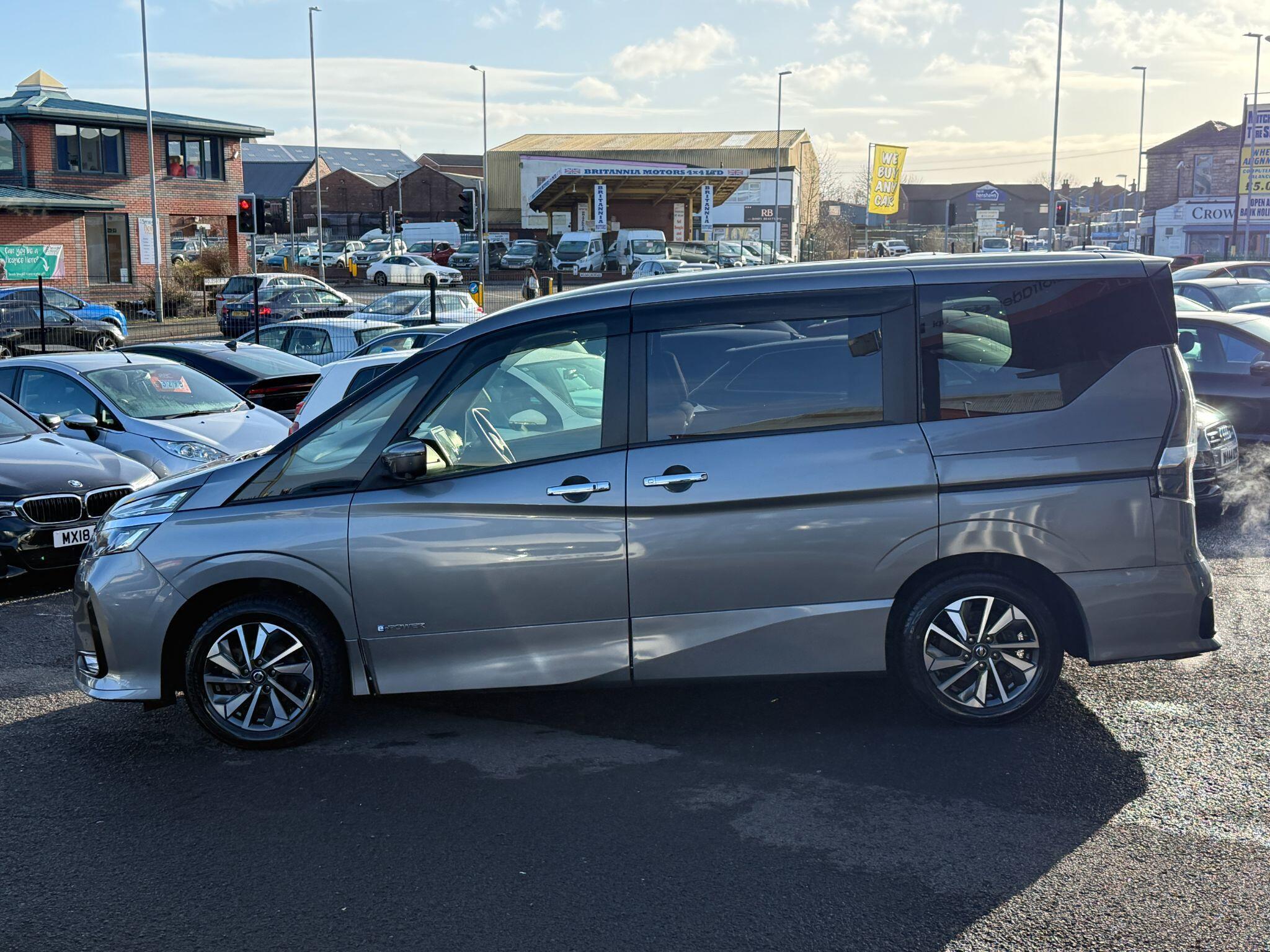 Nissan Serena - Image 18