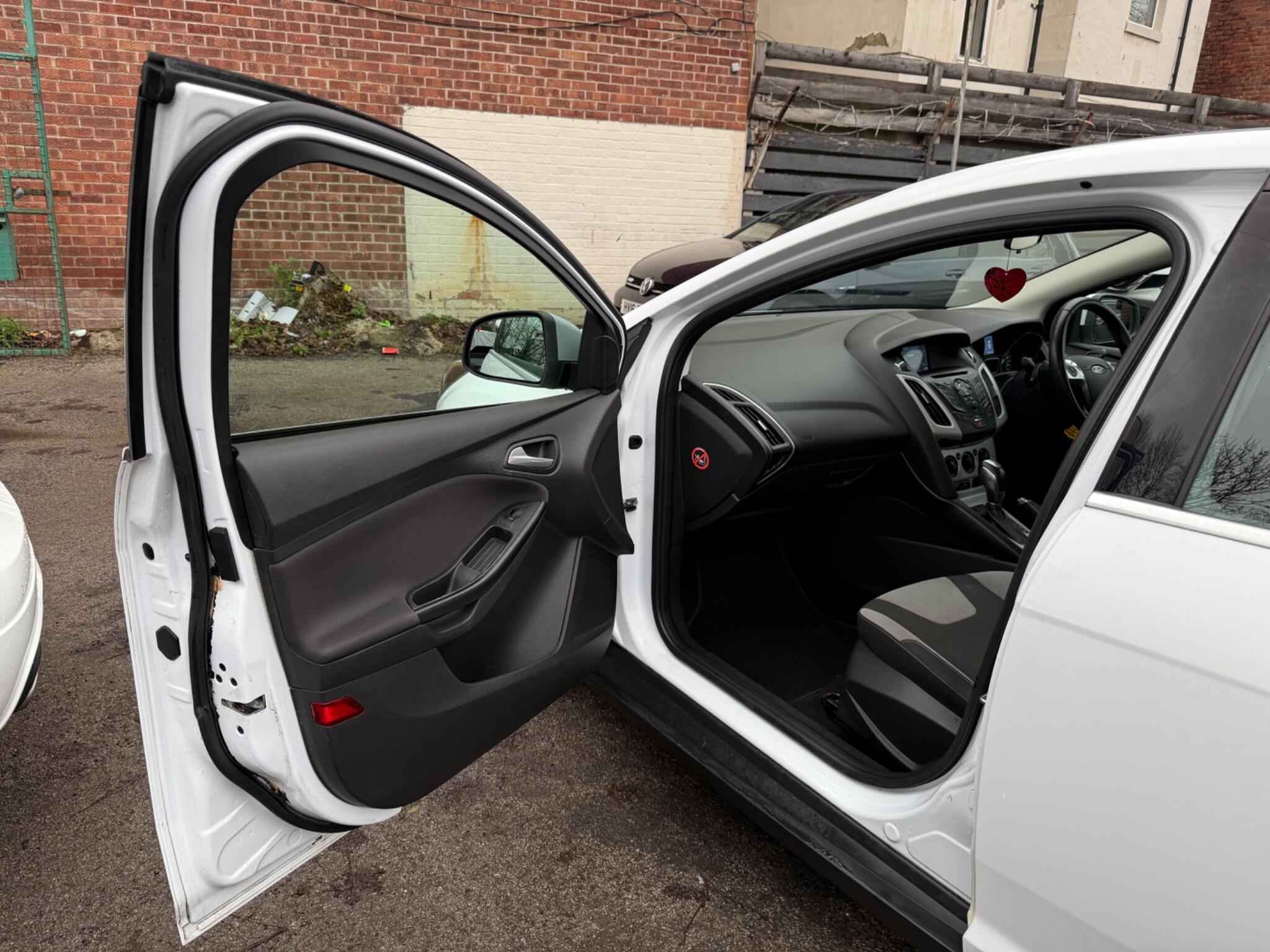 Ford Focus - Image 23