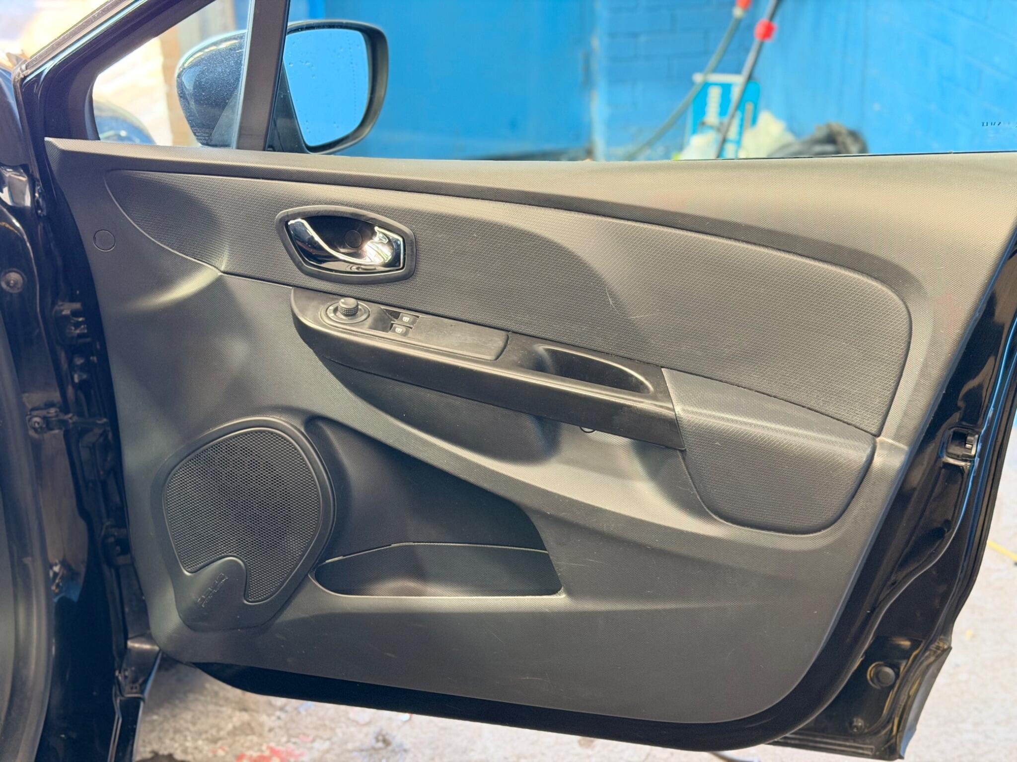 Renault Clio - Image 16