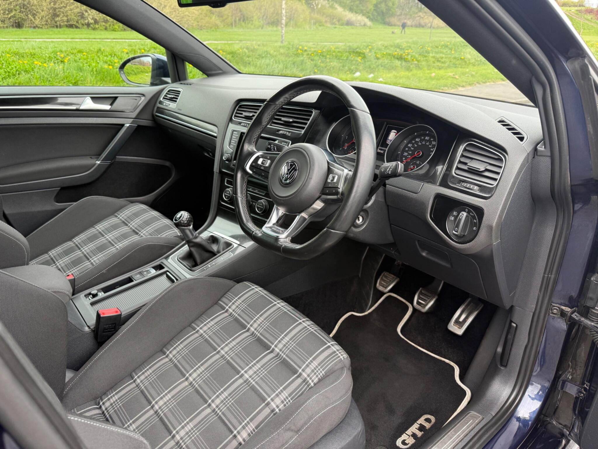 Volkswagen Golf - Image 13