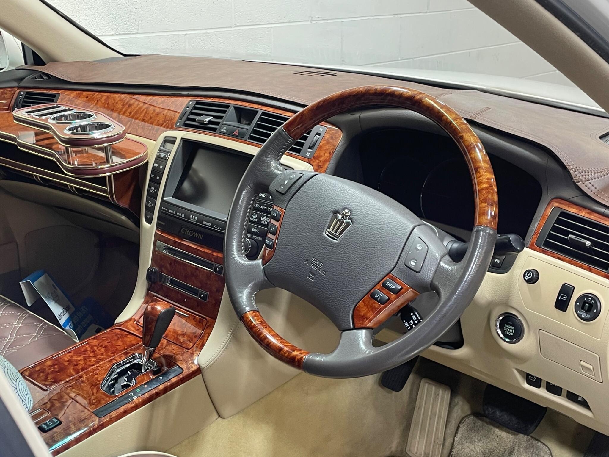 Toyota CROWN - Image 8