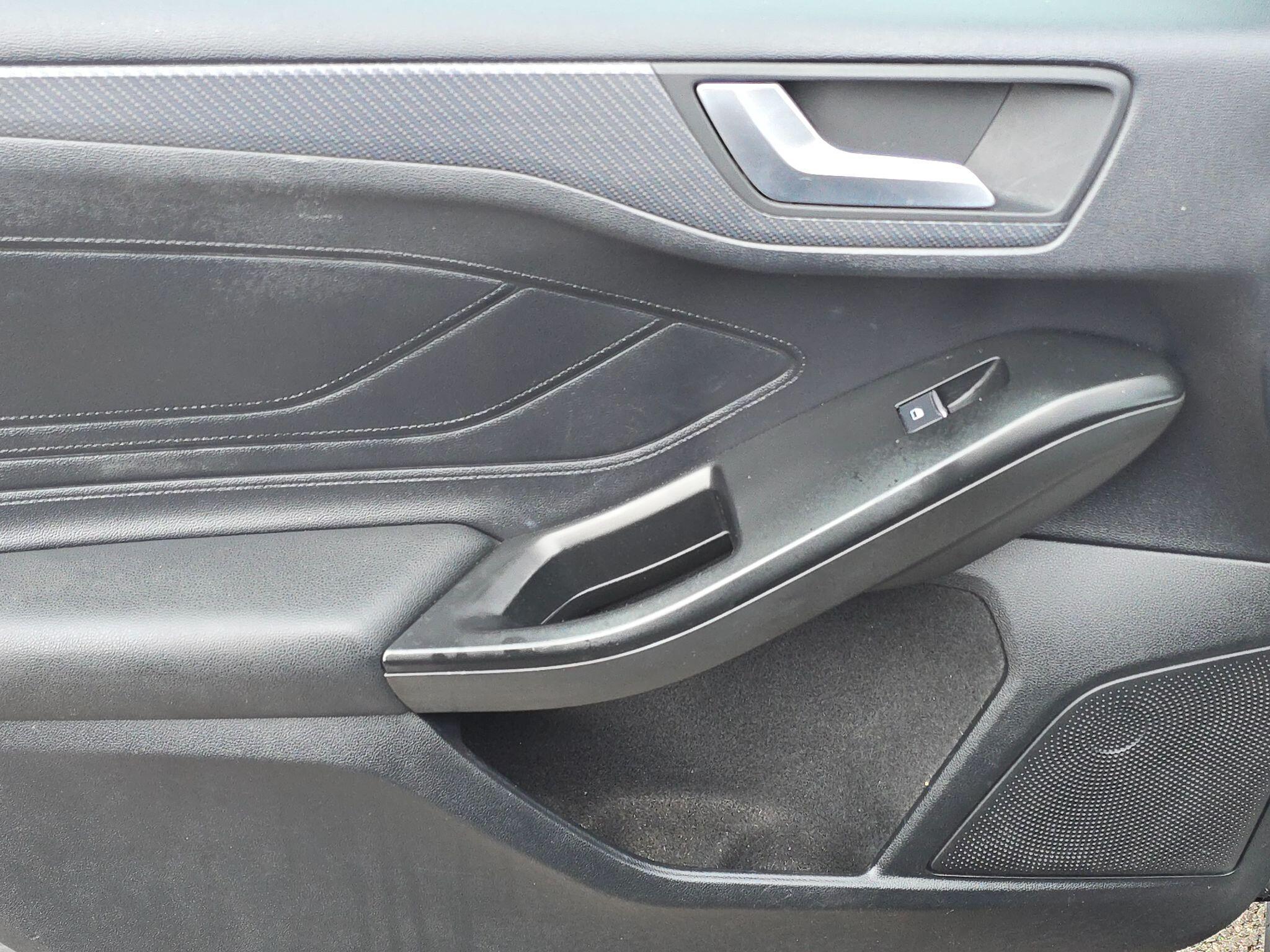 Ford Focus - Image 41