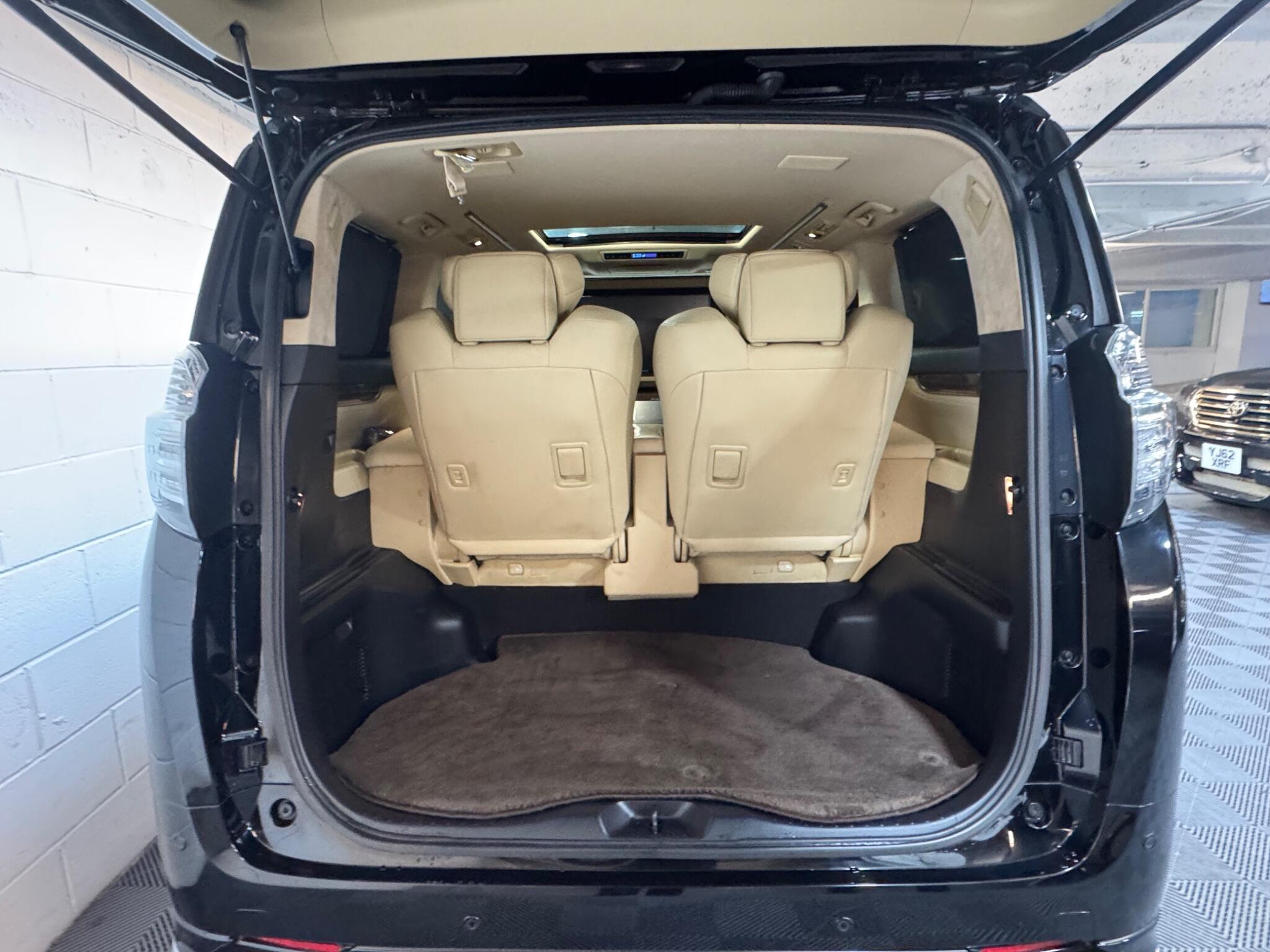 Toyota Vellfire - Image 13