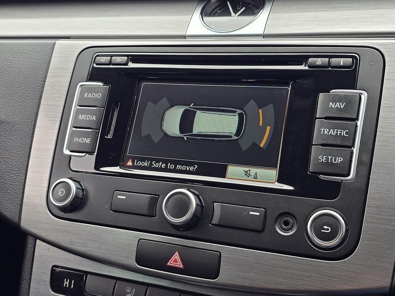 Volkswagen Passat - Image 25