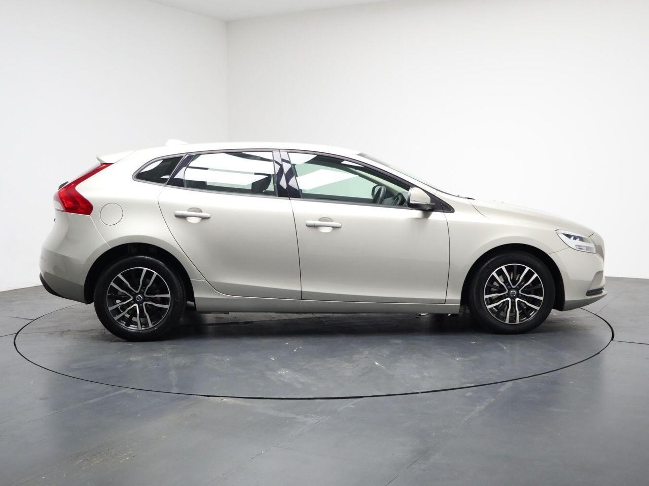 Volvo V40 - Image 14