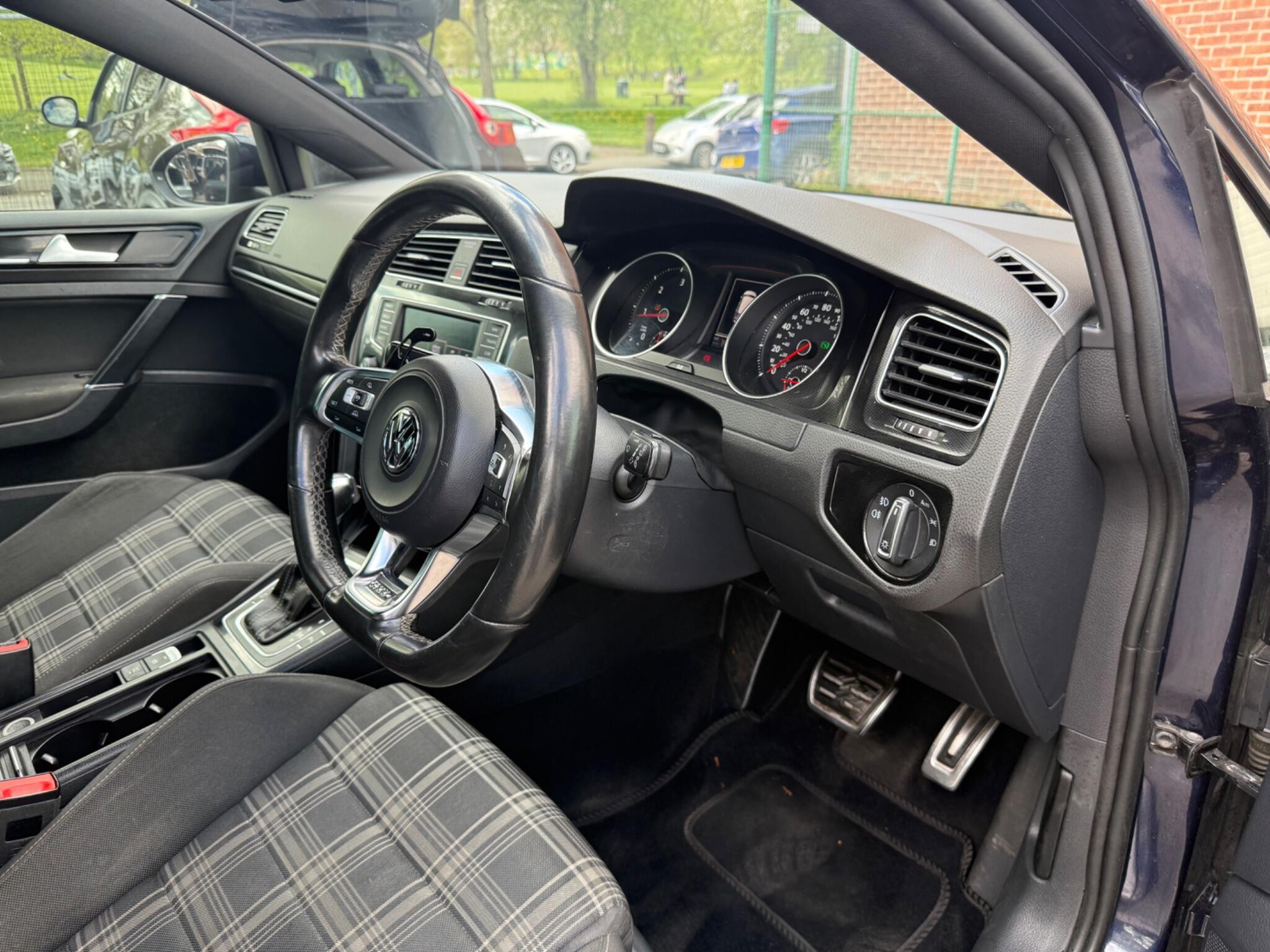 Volkswagen Golf - Image 18