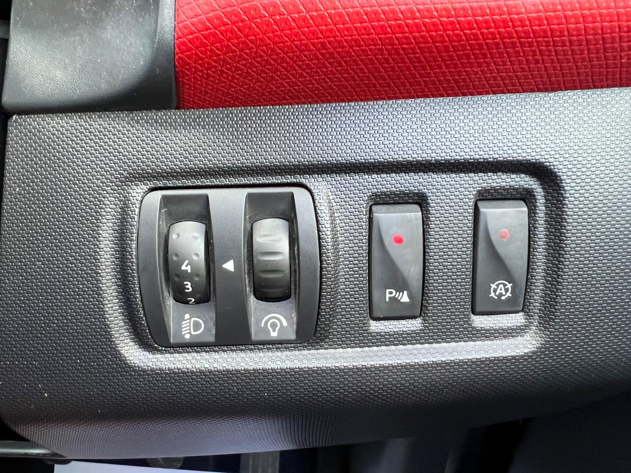 Renault Clio - Image 19